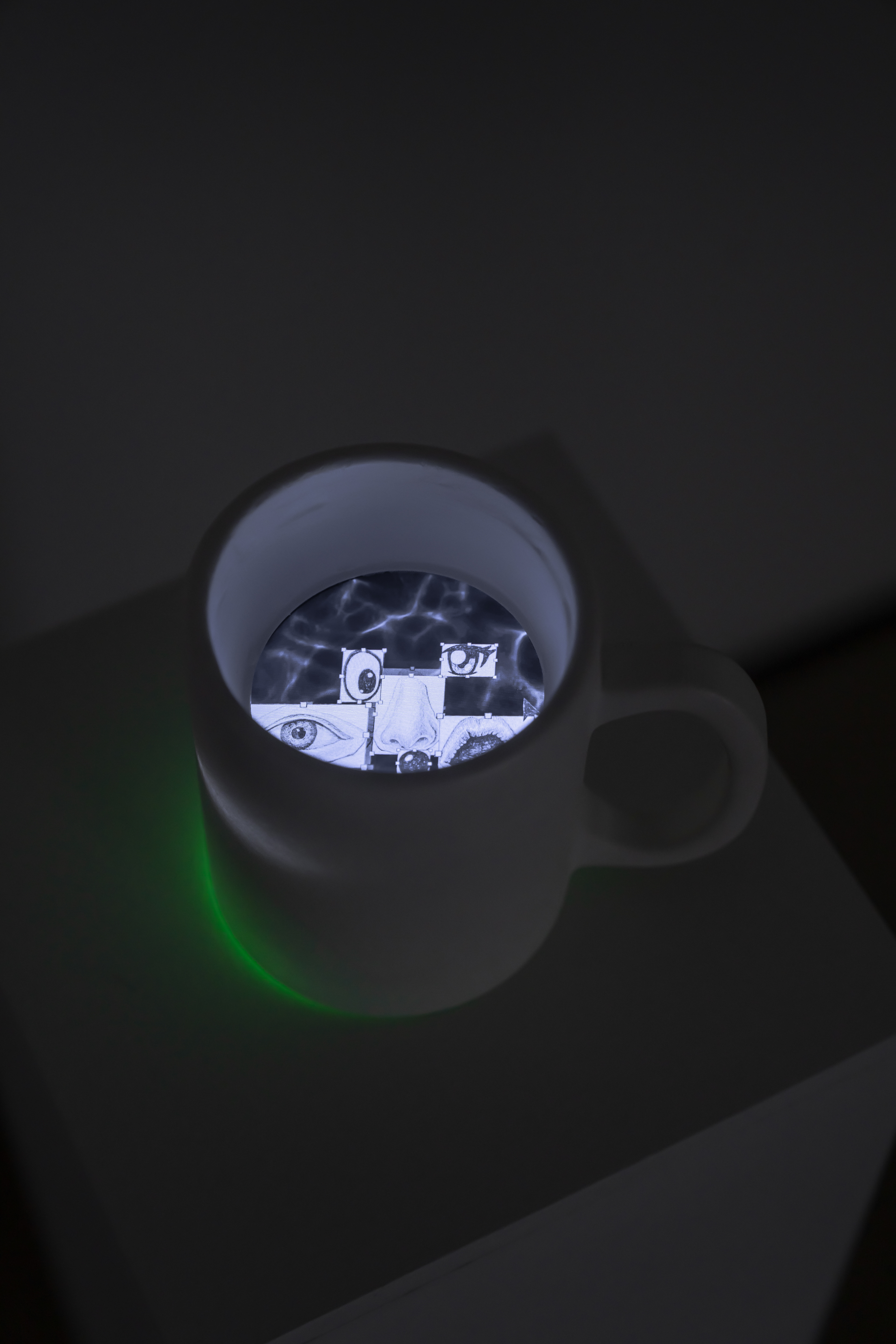 (동그라미 그리려다 무심코 그린) 얼굴, 2025, 드로잉애니메이션,  LCD, 라즈베리파이, 3d프린트, 반복재생 The Face I Drew from Memory, Lost in Thought , 2025, drawing animation,  LCD, Raspberry Pi, 3D print, loop