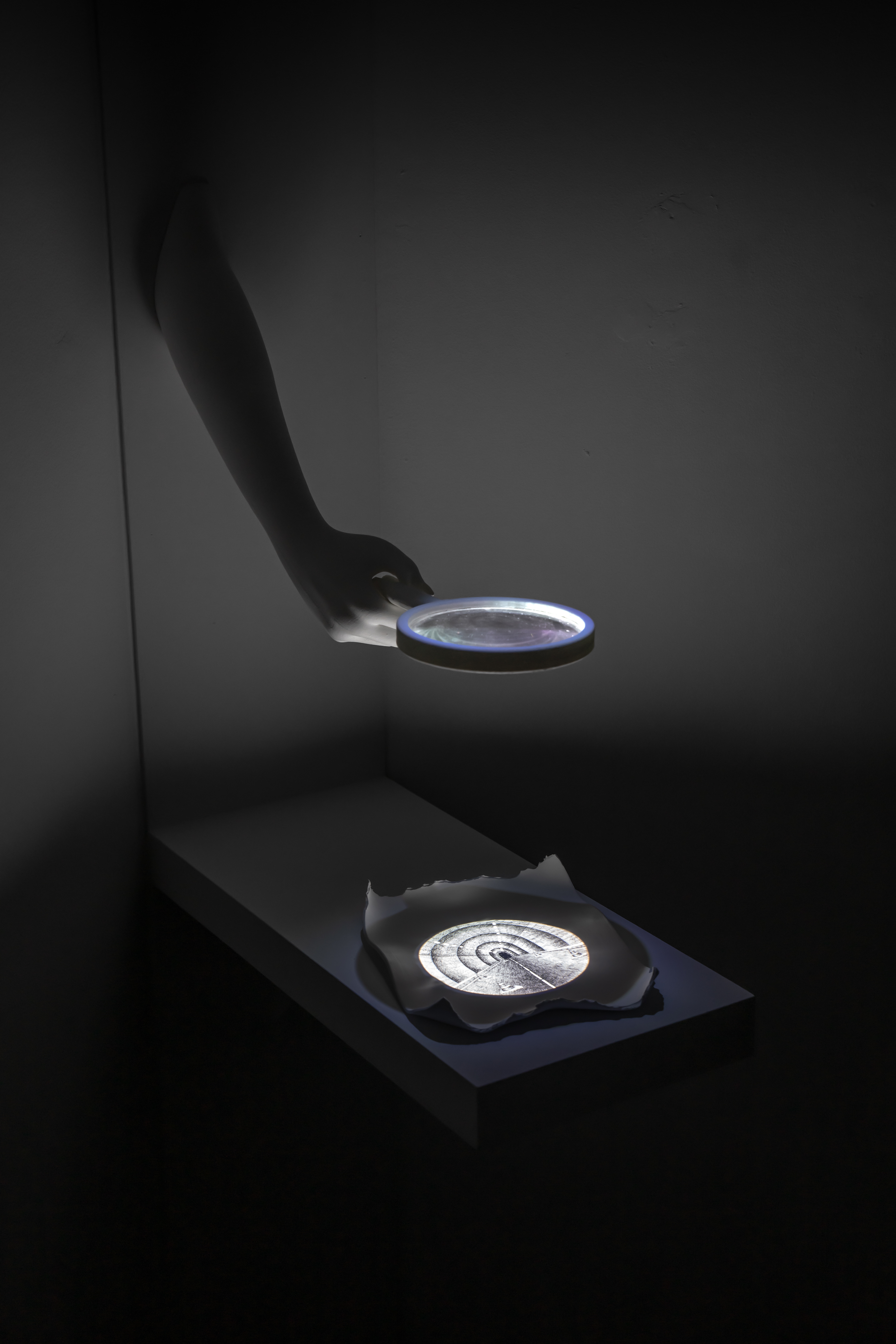 자동심도검사, 2025, 드로잉 애니메이션, 3d프린트, 돋보기, 백자토, 반복재생 Automatic Mind-Depth Inspection, 2025, drawing animation, 3D print, magnifying glass, porcelain clay, loop