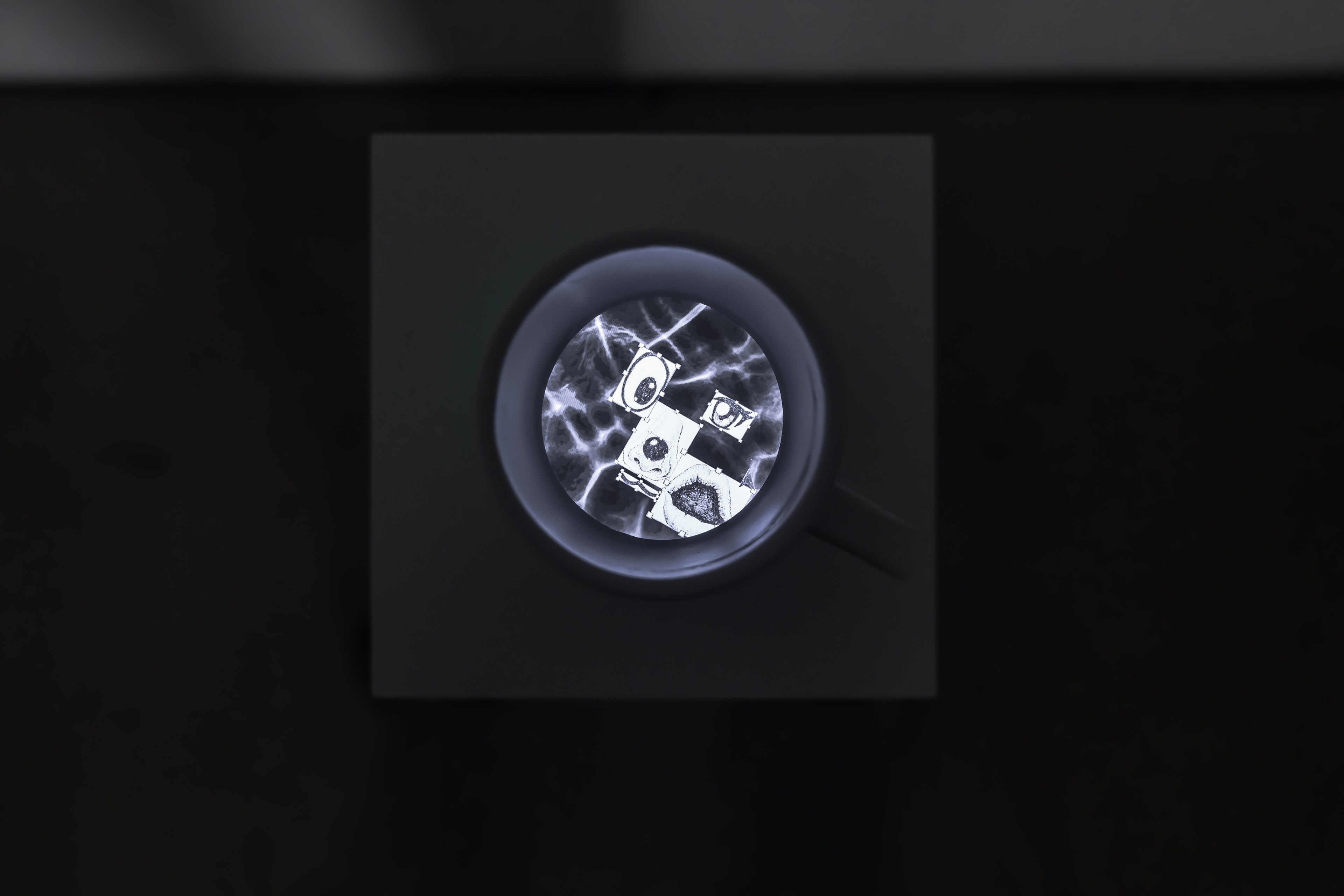 (동그라미 그리려다 무심코 그린) 얼굴, 2025, 드로잉애니메이션,  LCD, 라즈베리파이, 3d프린트, 반복재생 The Face I Drew from Memory, Lost in Thought , 2025, drawing animation,  LCD, Raspberry Pi, 3D print, loop