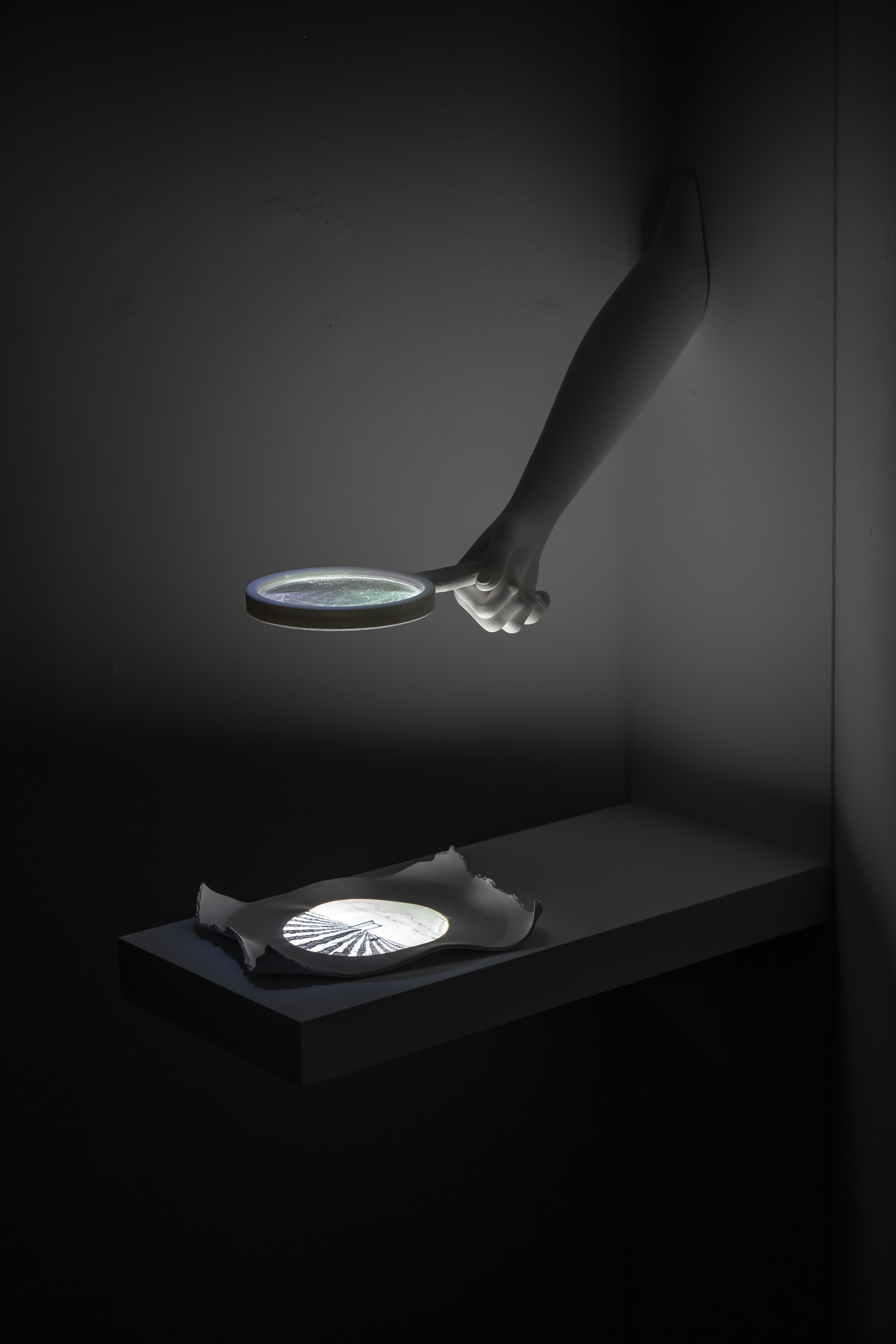 자동심도검사, 2025, 드로잉 애니메이션, 3d프린트, 돋보기, 백자토, 반복재생 Automatic Mind-Depth Inspection, 2025, drawing animation, 3D print, magnifying glass, porcelain clay, loop