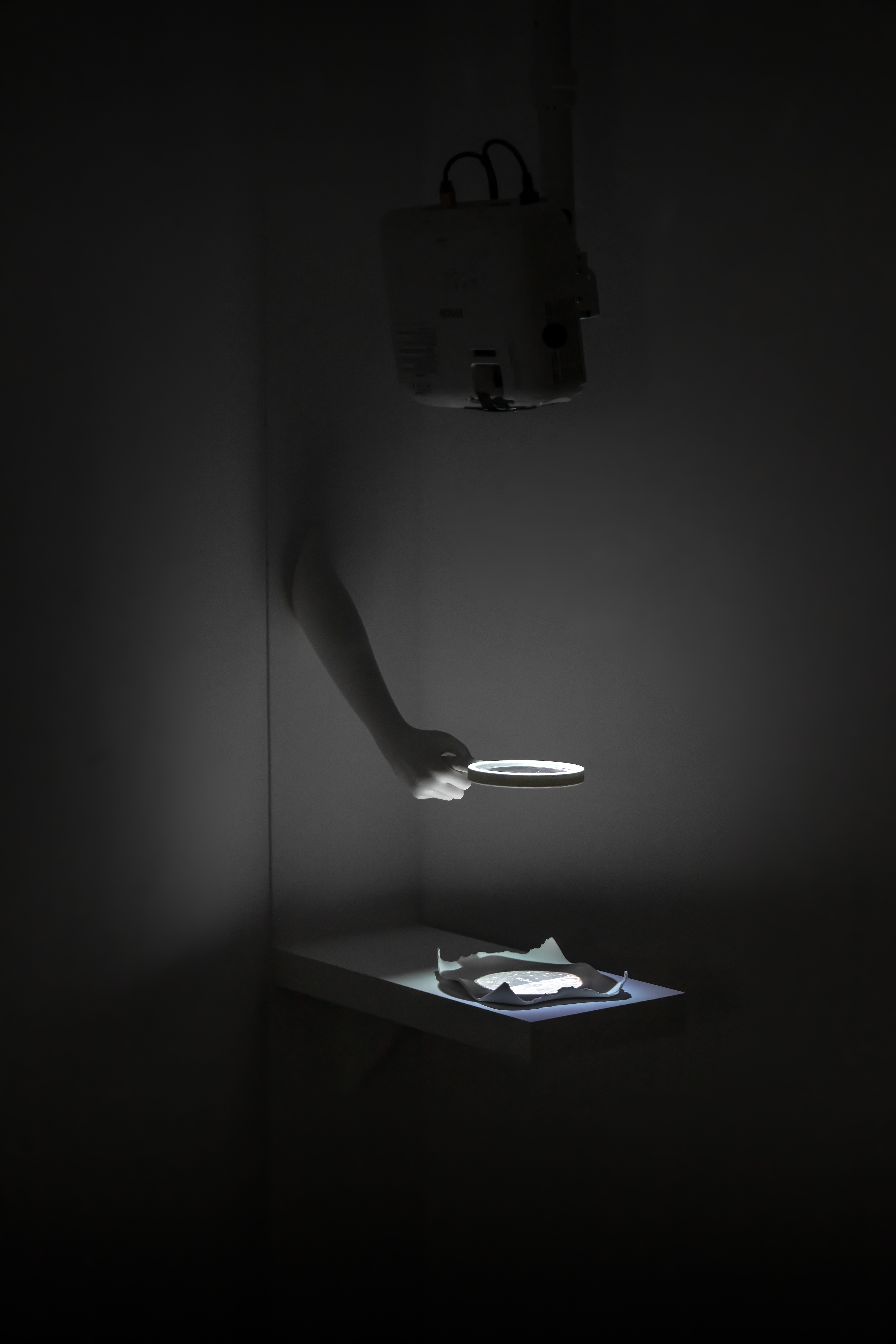 자동심도검사, 2025, 드로잉 애니메이션, 3d프린트, 돋보기, 백자토, 반복재생 Automatic Mind-Depth Inspection, 2025, drawing animation, 3D print, magnifying glass, porcelain clay, loop