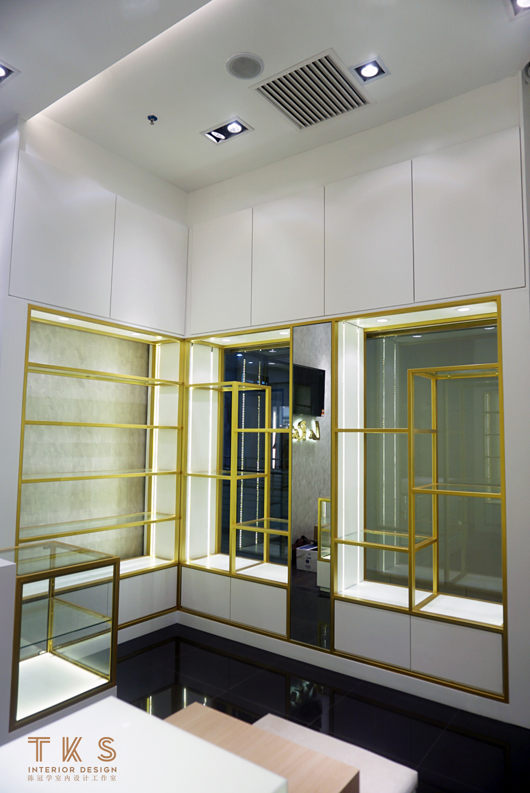 Commercial Design , LA REINA RETAIL SHOP @ JAKEL - MODERN CLASSIC