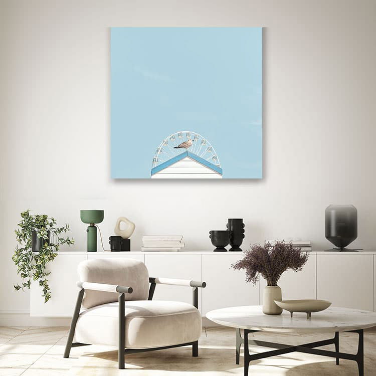 Jeu de composition minimaliste avec un oiseau perché et la grande roue à la Grande-Motte. Photographie aérienne aux formes géométriques qui éveille l’imaginaire.  Lieu : La Grande-Motte – France