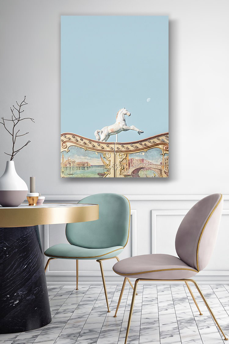 Le carrousel permanent du Sacré-Coeur à Montmartre. Voici une carte postale poétique et bohème de ce lieu.  La photographe met l’accent sur le détail de l’ornement vénitien du carrousel ainsi que le cheval de bois tourné vers la lune.  Localisation : Paris, France.