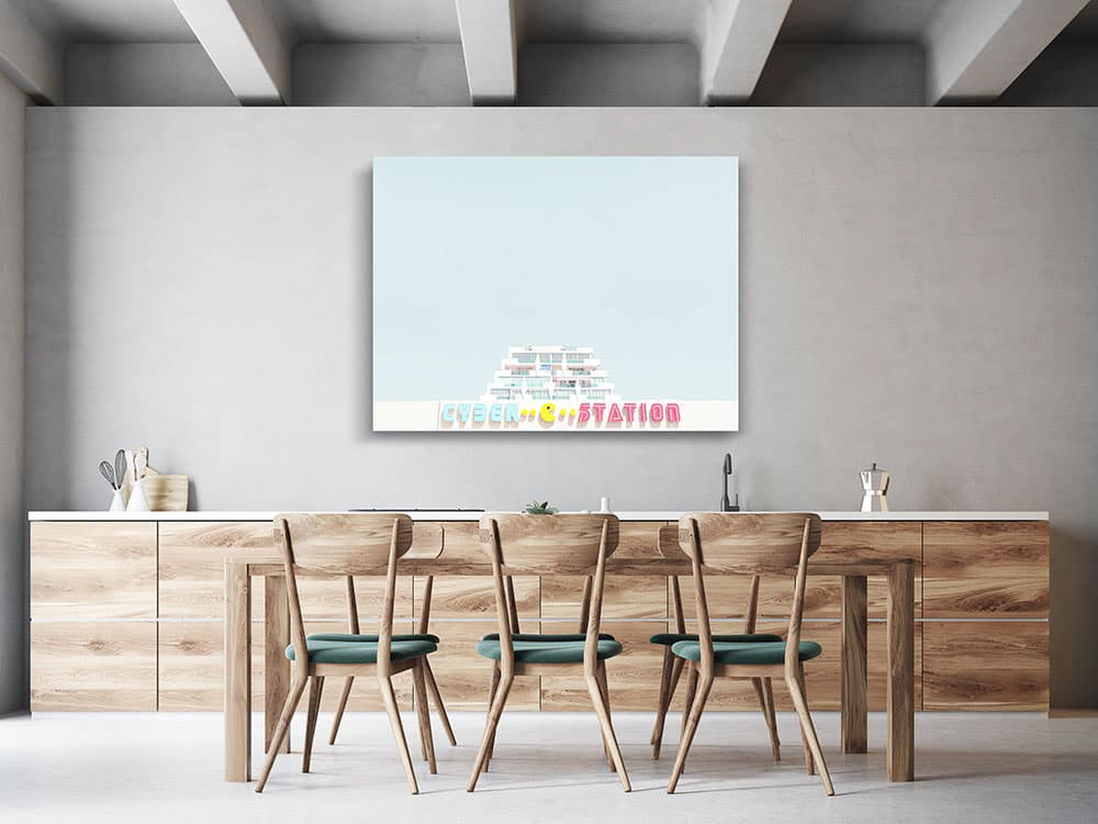 Immeuble pyramidal typique de l’architecture de la Grande-Motte associé à une façade aux couleurs fluos. Photographie urbaine avec une esthétique rétro.  Localisation : La Grande-Motte, France.