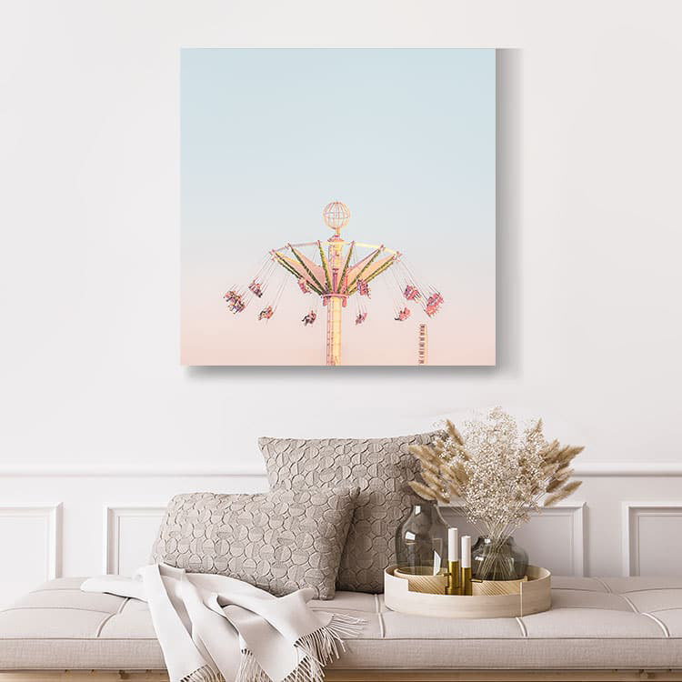 Le manège carrousel de la fête foraine des Tuileries à Paris sur un fond dégradé pastel au couché du soleil. Photographie colorée et inspirante avec une touche poétique.  Lieu : Paris – France