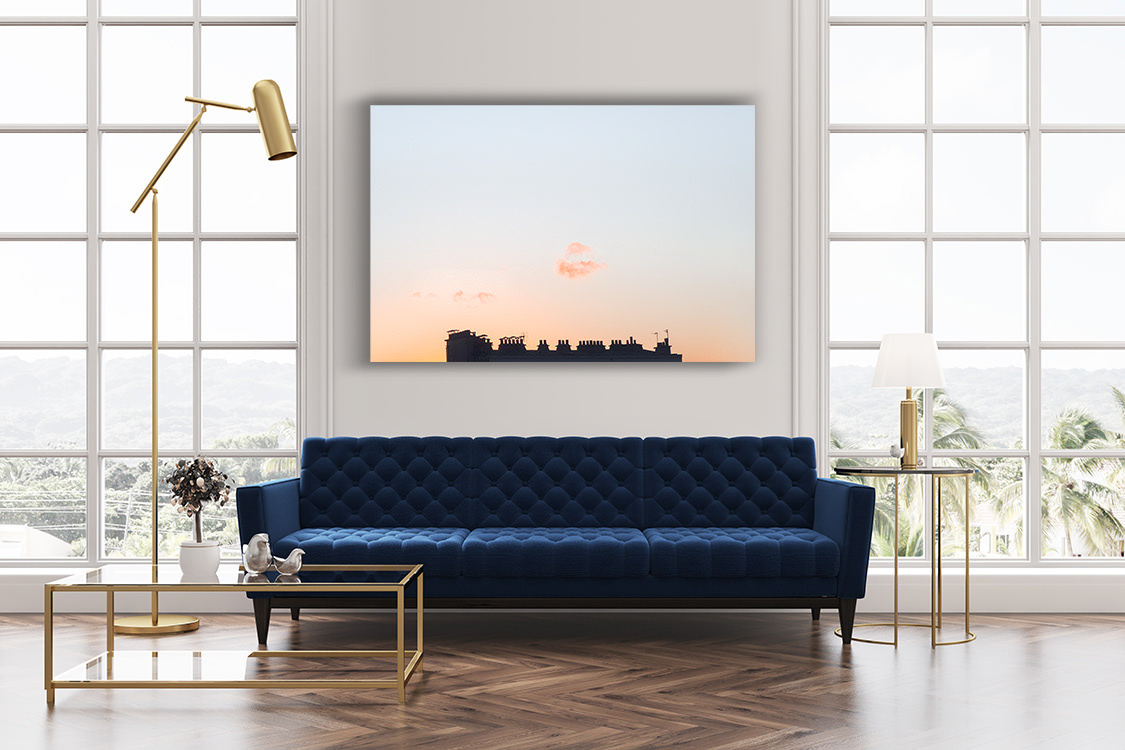 Le lever du soleil sur la silhouette d’un toit parisien.  Un léger nuage flottant dans le ciel aux couleurs chaudes et lumineuses.  Localisation : Paris, France.