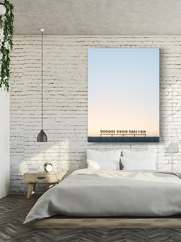 Le soleil se couche derrière l’enseigne artistique d’un collège parisien. Un léger voile dans le ciel clair accentue les magnifiques couleurs chaudes et pastel.  Pierre Ardouvin, 2018, oeuvre d’art au titre du 1% artistique pour le collège la rose blanche – Paris 17ème  Localisation : Paris, France.