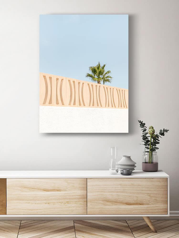 Composition colorée et géométrique d’un palmier et d’une façade couleur corail. Photographie aux tons pastels avec un look estival.  Localisation : La Grande-Motte, France.