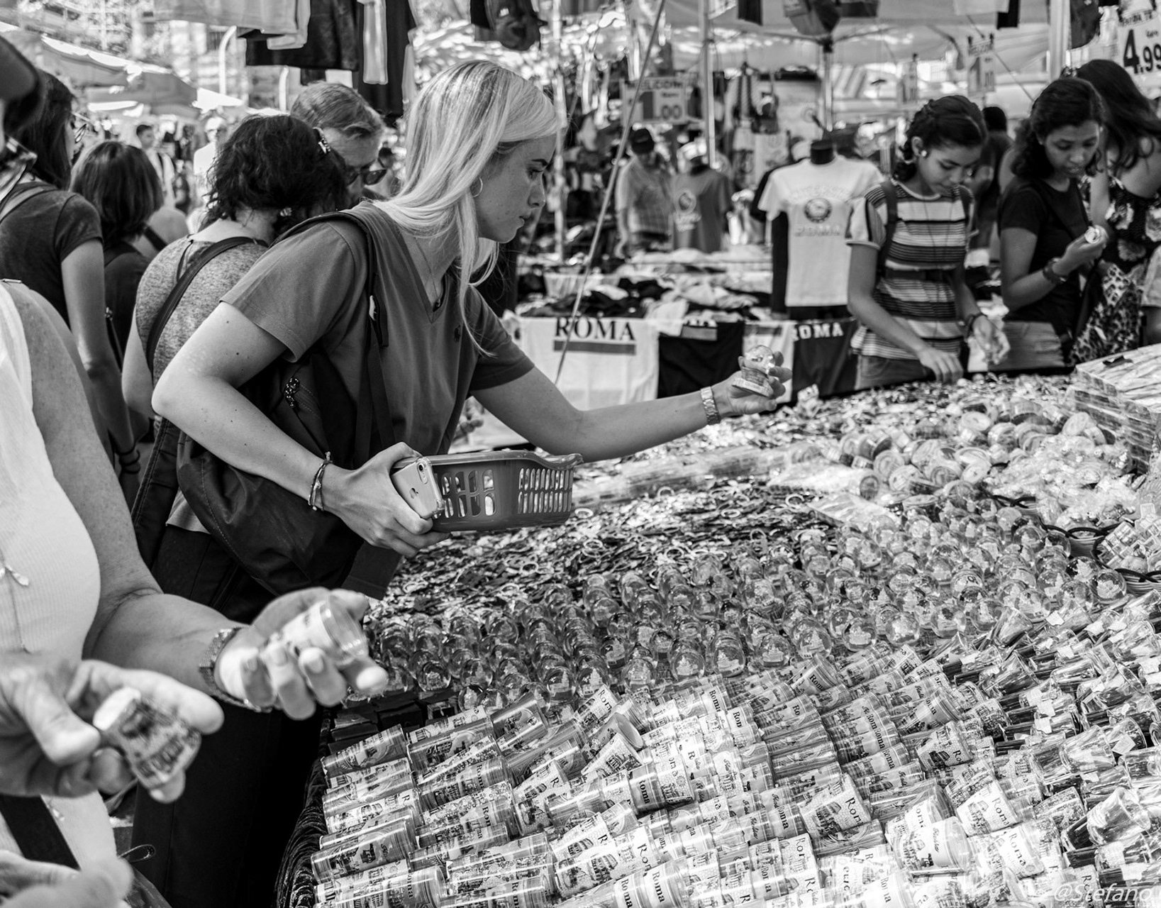 Immagini Stock - La Donna Sta Scegliendo Il Portagioie Al Mercato. Image  157399891