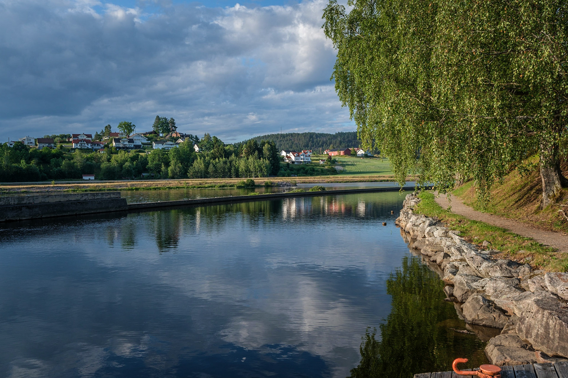 En Lørdags  ettermiddag med sang på låven til Ellen og Gunnar Ajer og deretter en tur til slusene i Lunde. Sammen med Bruno