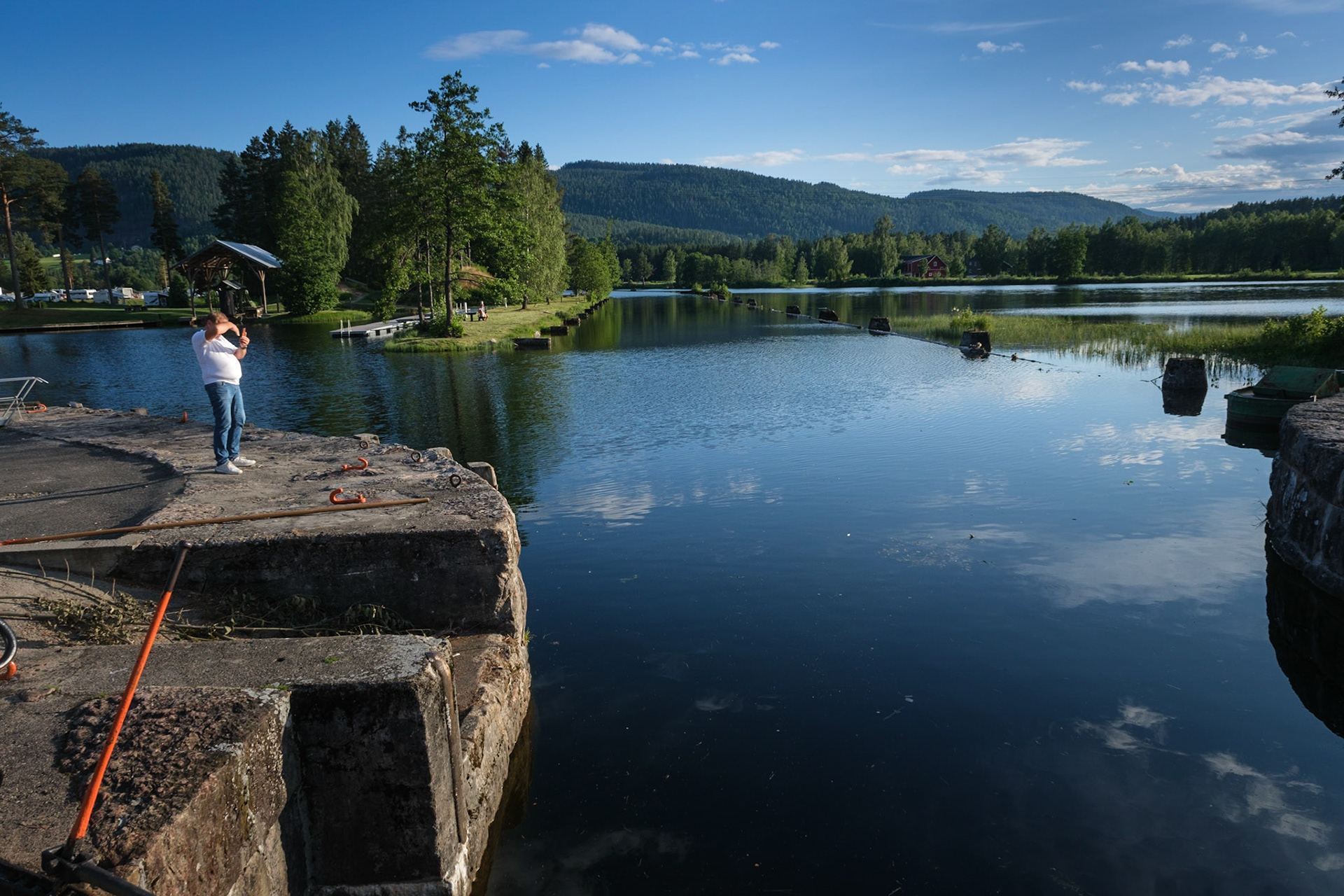 En Lørdags  ettermiddag med sang på låven til Ellen og Gunnar Ajer og deretter en tur til slusene i Lunde. Sammen med Bruno