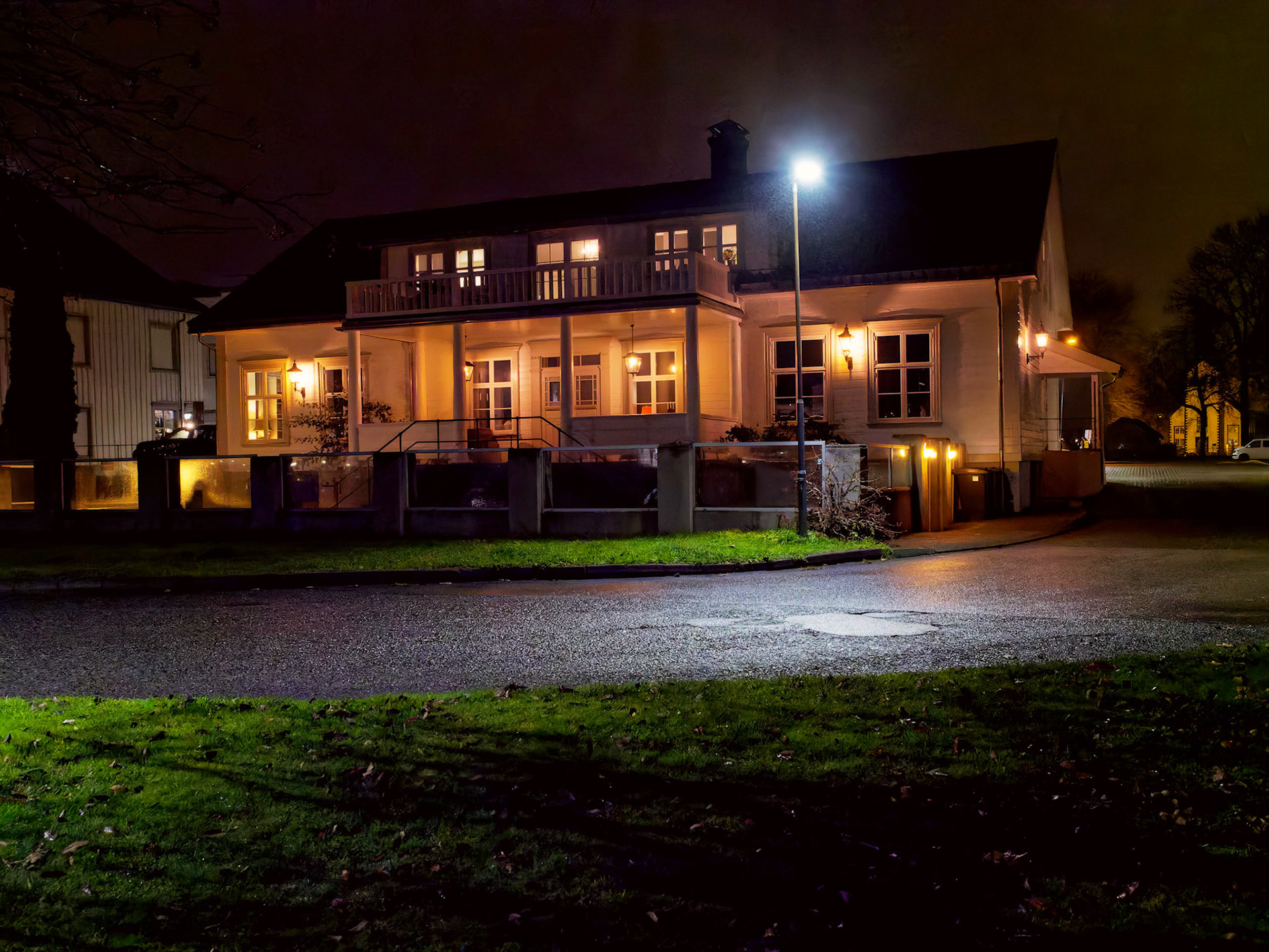 Fototur med Kent for å finne opplyste bygninger i Porsgrunn og Skien. En litt våt November kveld i 2021
