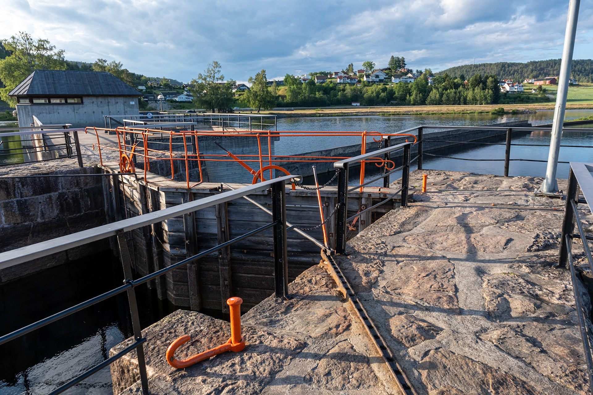 En Lørdags  ettermiddag med sang på låven til Ellen og Gunnar Ajer og deretter en tur til slusene i Lunde. Sammen med Bruno