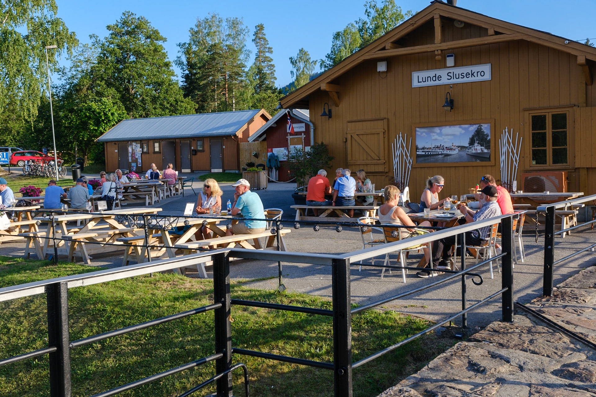 En Lørdags  ettermiddag med sang på låven til Ellen og Gunnar Ajer og deretter en tur til slusene i Lunde. Sammen med Bruno