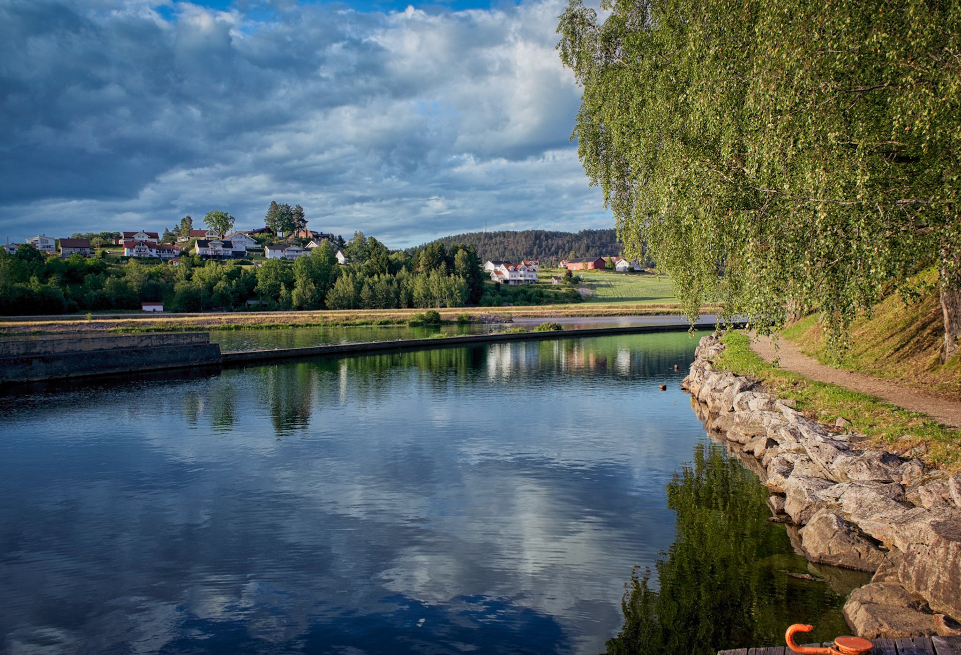 En Lørdags  ettermiddag med sang på låven til Ellen og Gunnar Ajer og deretter en tur til slusene i Lunde. Sammen med Bruno