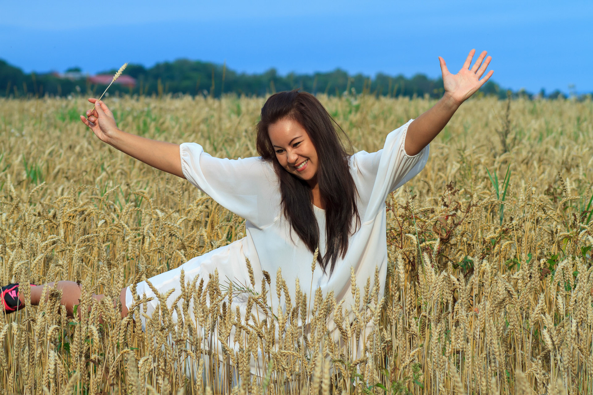Photoshoot med My An Nguyen i en kornåker i Gjerpensdalen Skien Norway