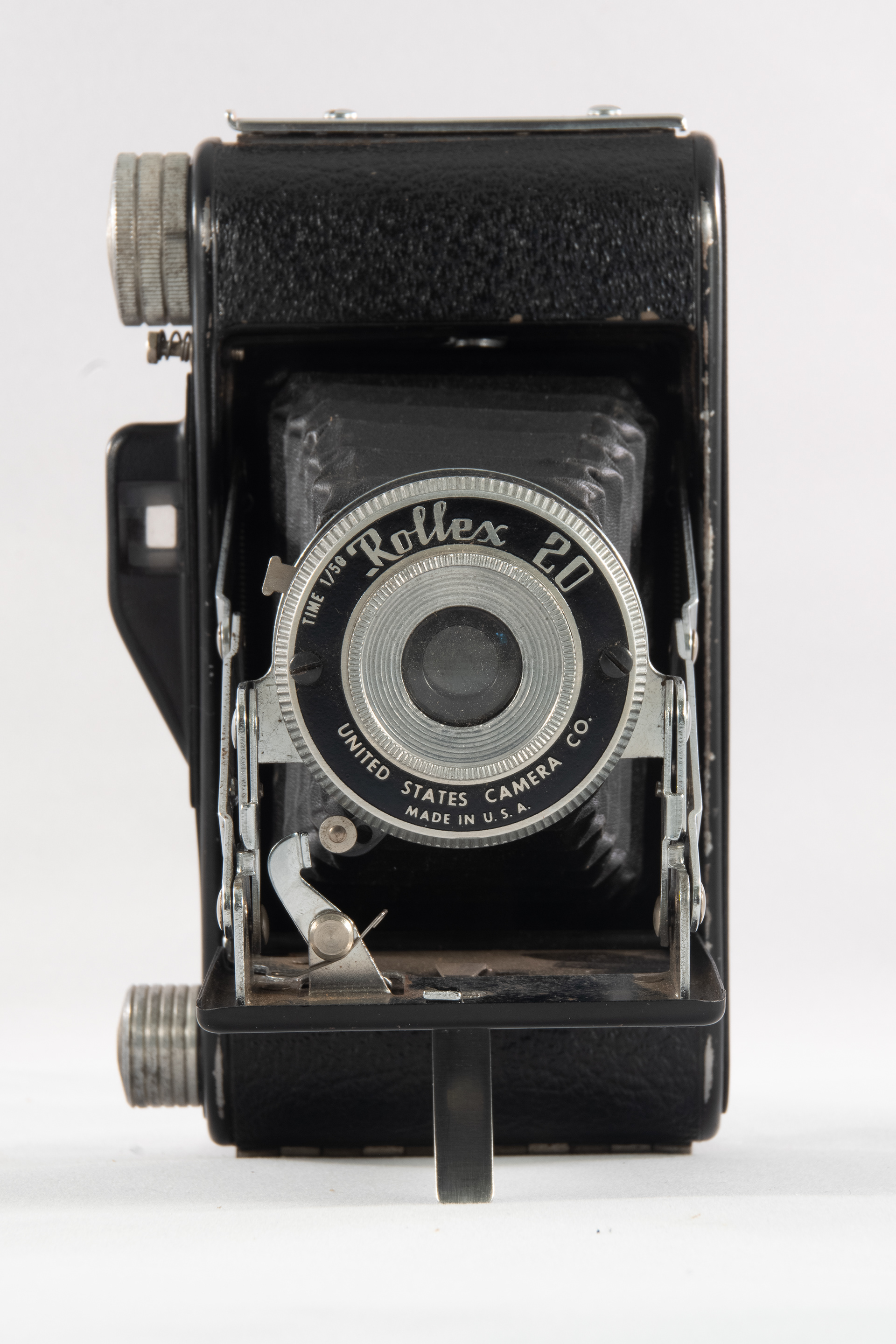 Its Everset shutter has to be tripped with a lever that is integrated into the upper edge of the front door.