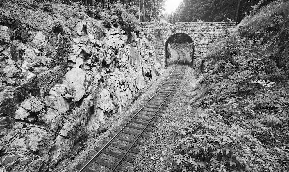 Jernbanespor under gammel stenbro