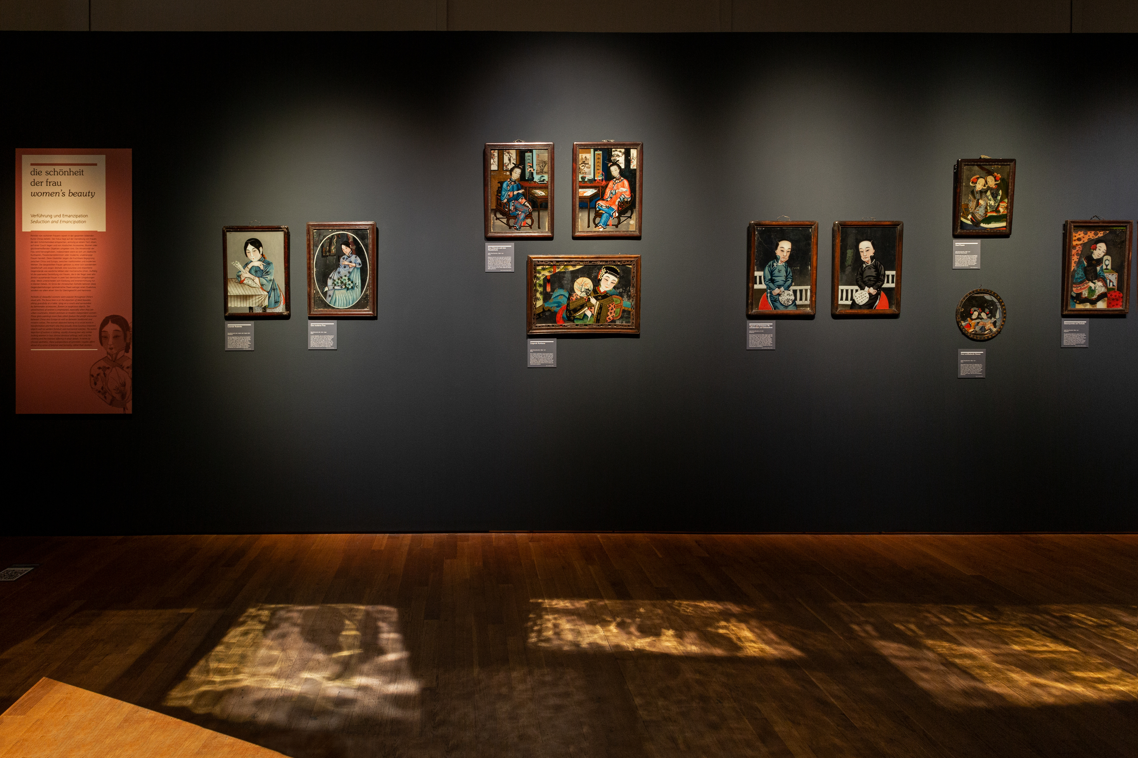 Raumfoto der Ausstellung »China hinter Glas« im Landesmuseum Hannover, Foto: Kerstin Schmidt