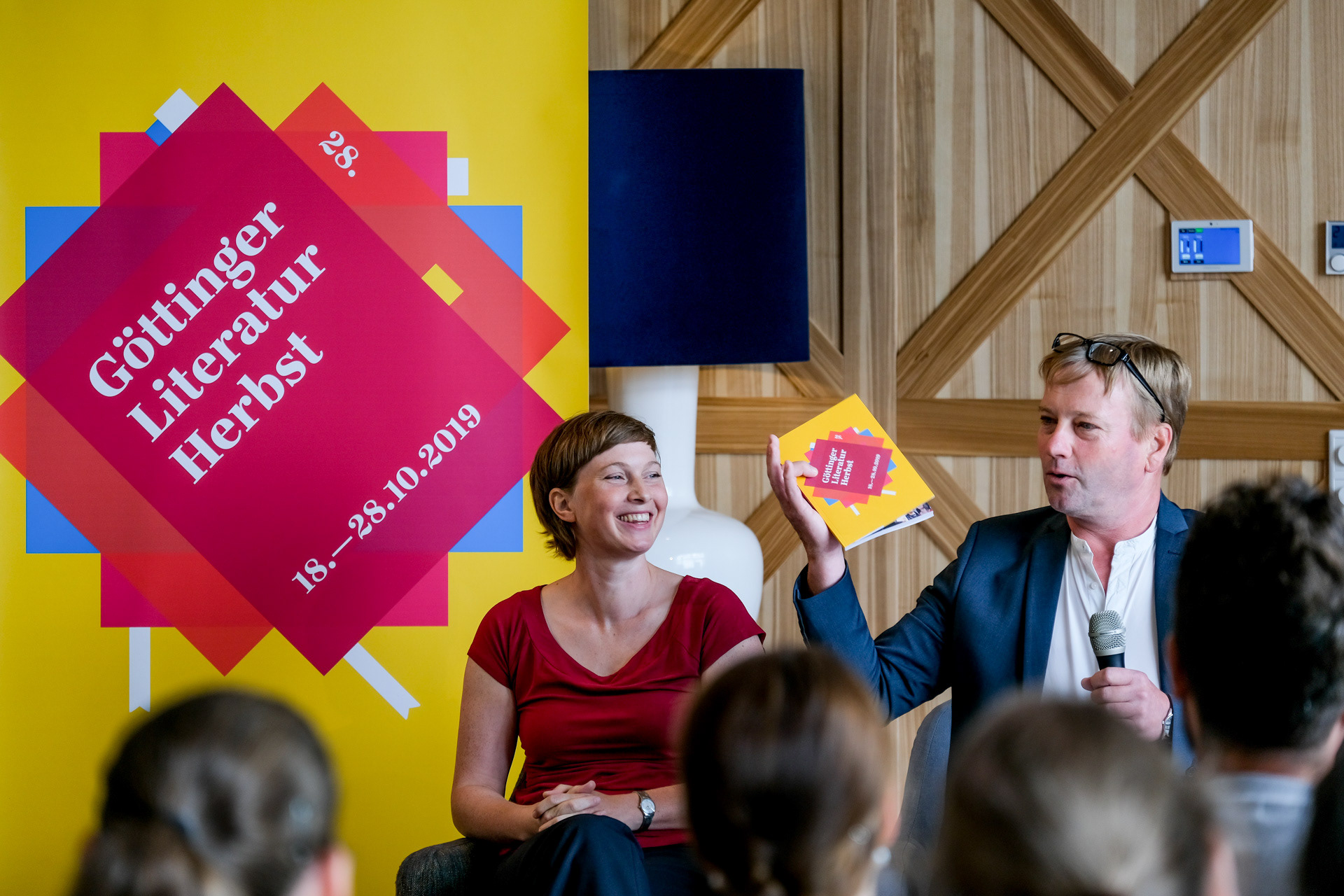 Johannes-Peter Herberhold und Nina Hornig stellen das neue Programm(heft) vor. (Fotos: Dietrich Kühne)