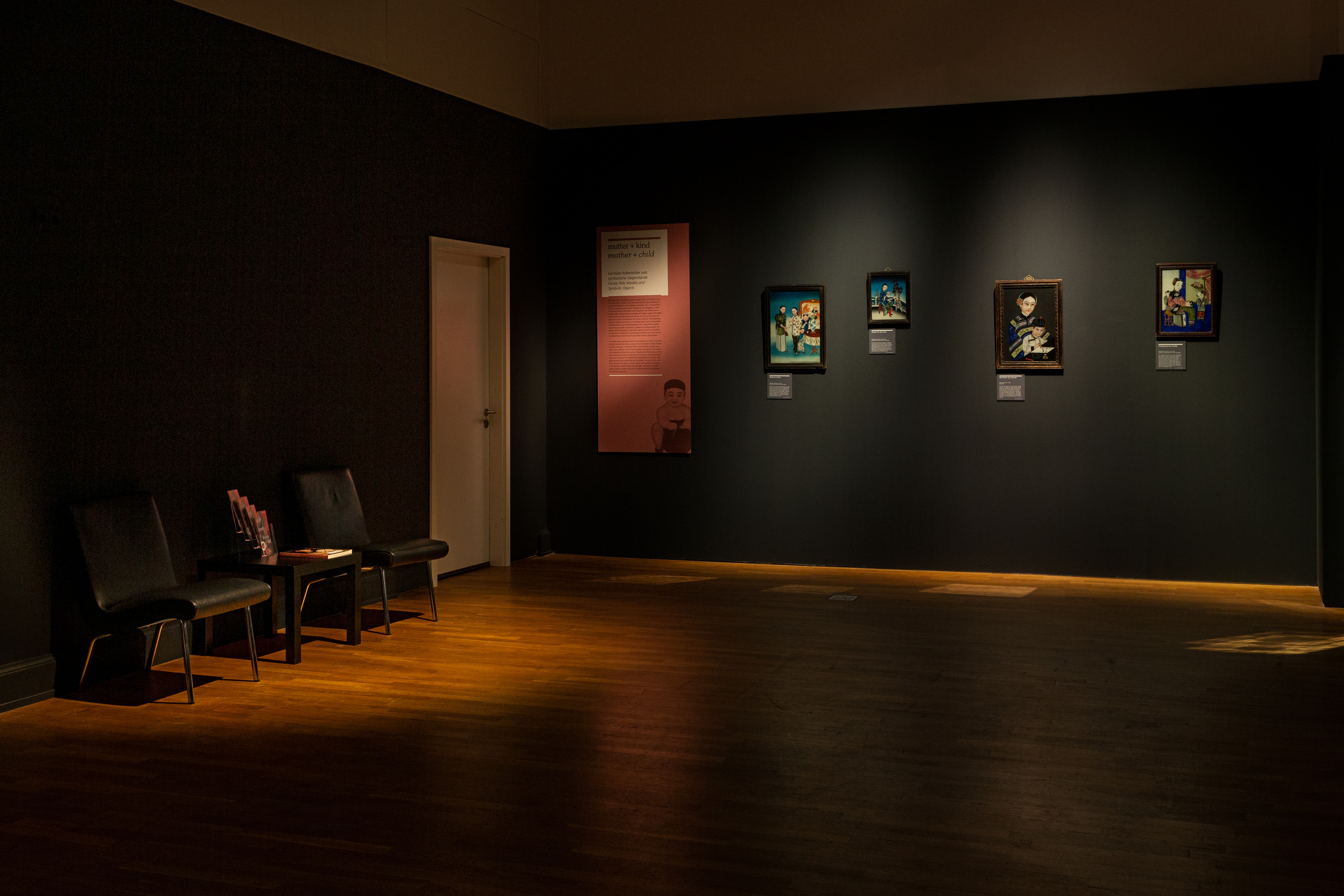 Raumfoto der Ausstellung »China hinter Glas« im Landesmuseum Hannover, Foto: Kerstin Schmidt
