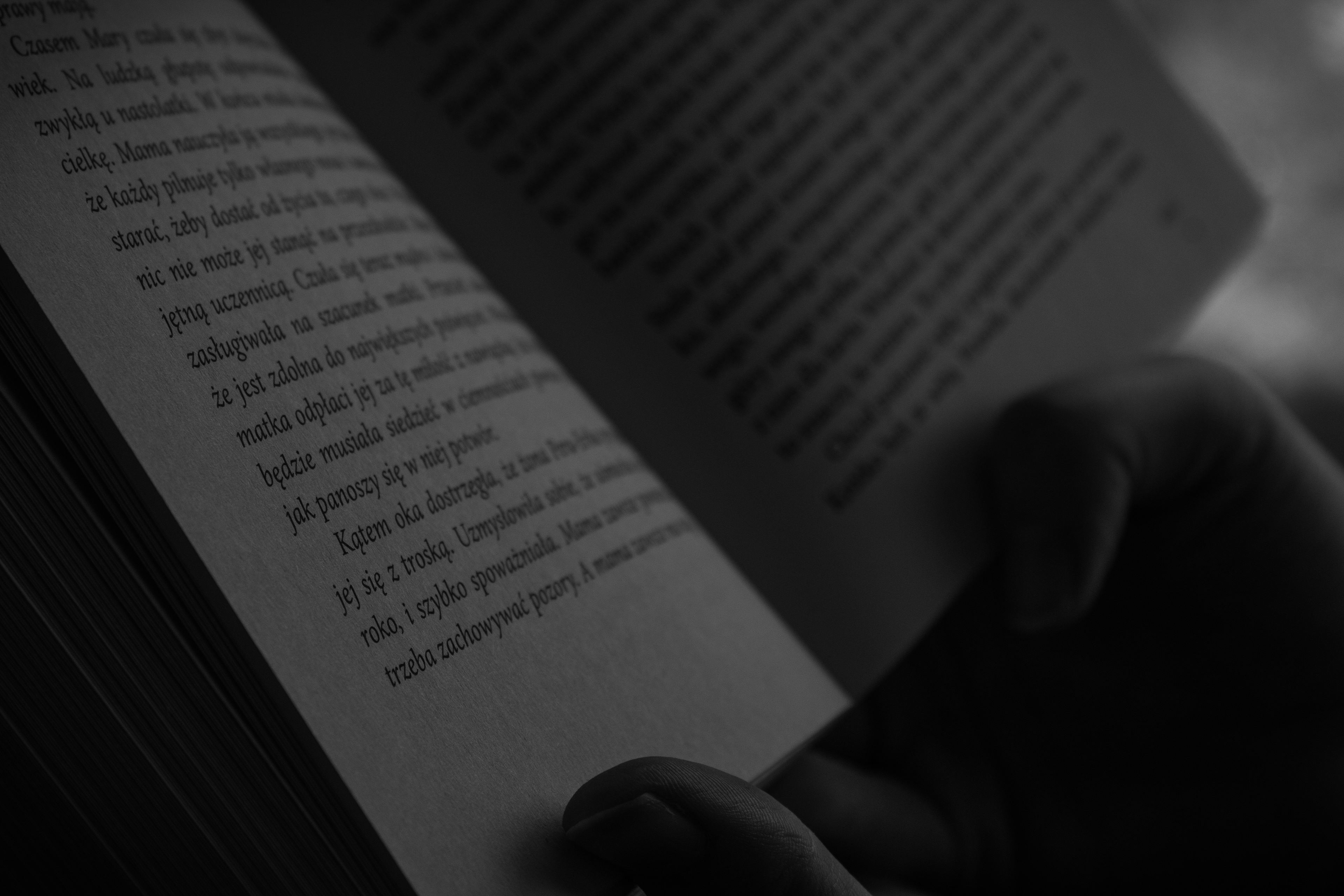 Een verhalende serie in combinatie met een hobby, model houdt van lezen dus gebruik gemaakt van boeken in de foto-serie. Gefotografeerd in 2021, bewerkt in Adobe Lightroom Classic.