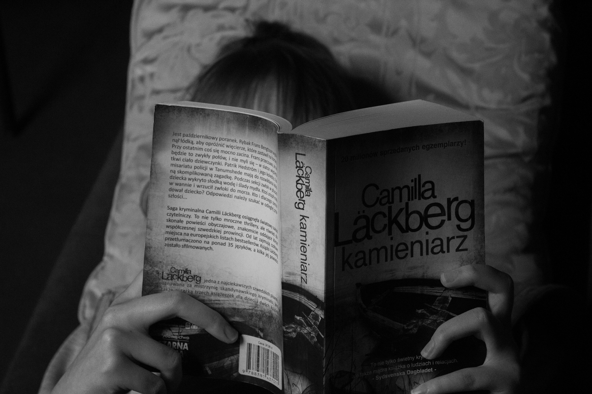 Een Verhalende serie in combinatie met een hobby, model haar hobby is lezen. Daardoor heb ik geprobeerd mooie creatieve foto's te maken met het boek. Gefotografeerd in 2021, bewerkt in Adobe Lightroom Classic.