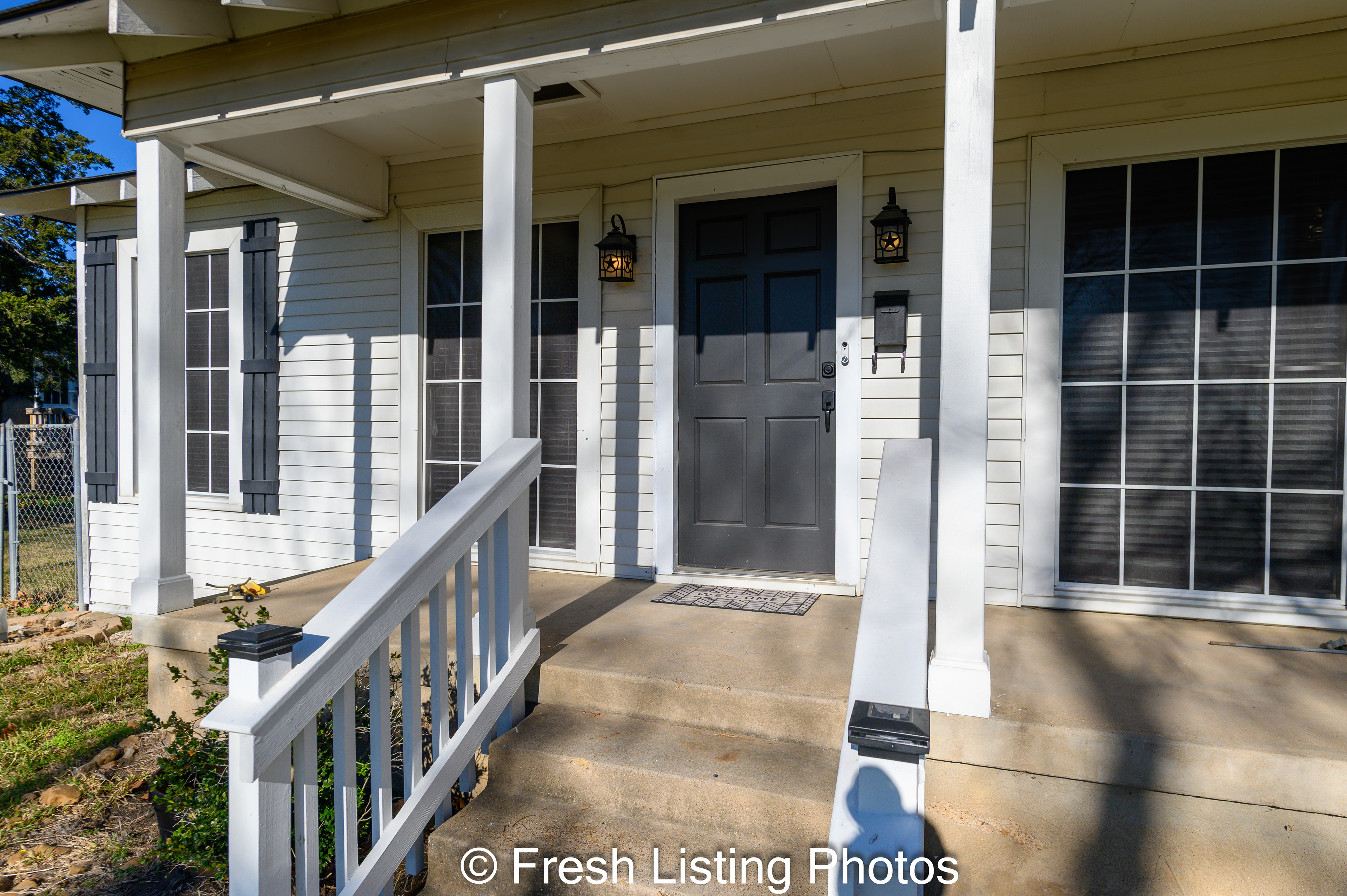 Front exterior 1950s residential property (close)