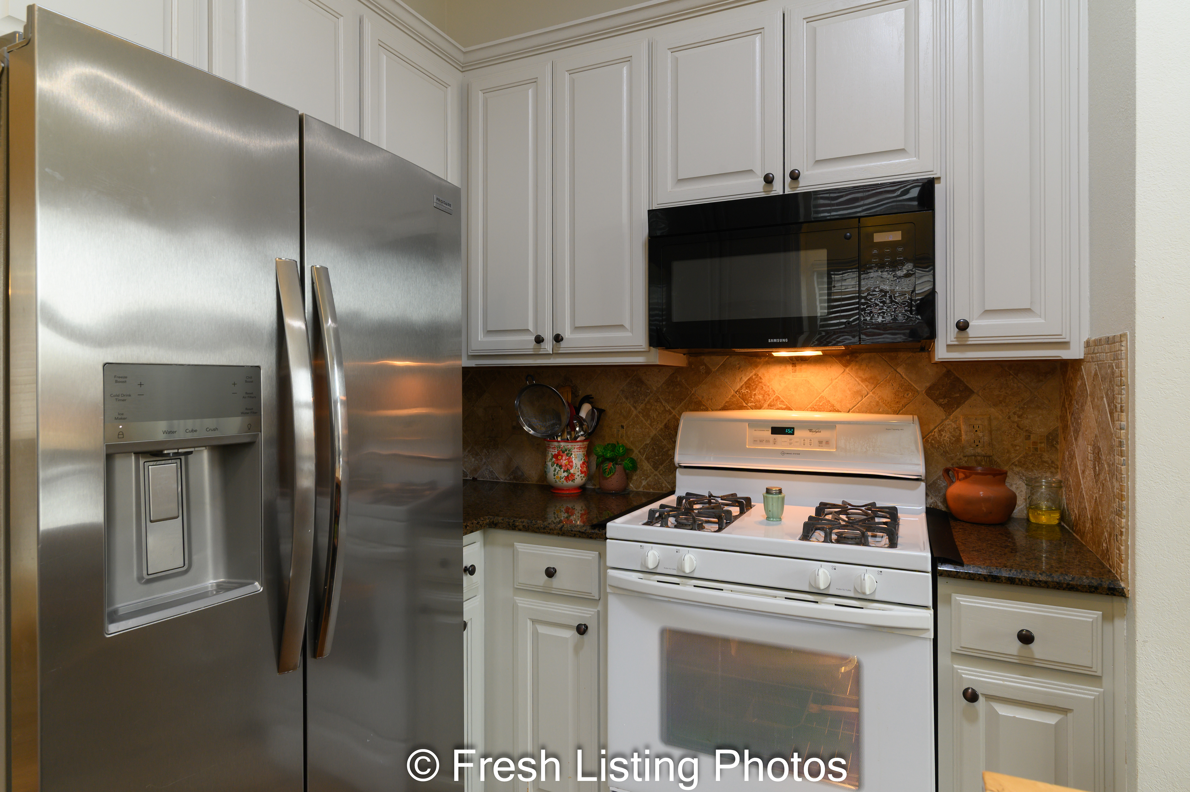 Kitchen with oven with gas cooktop