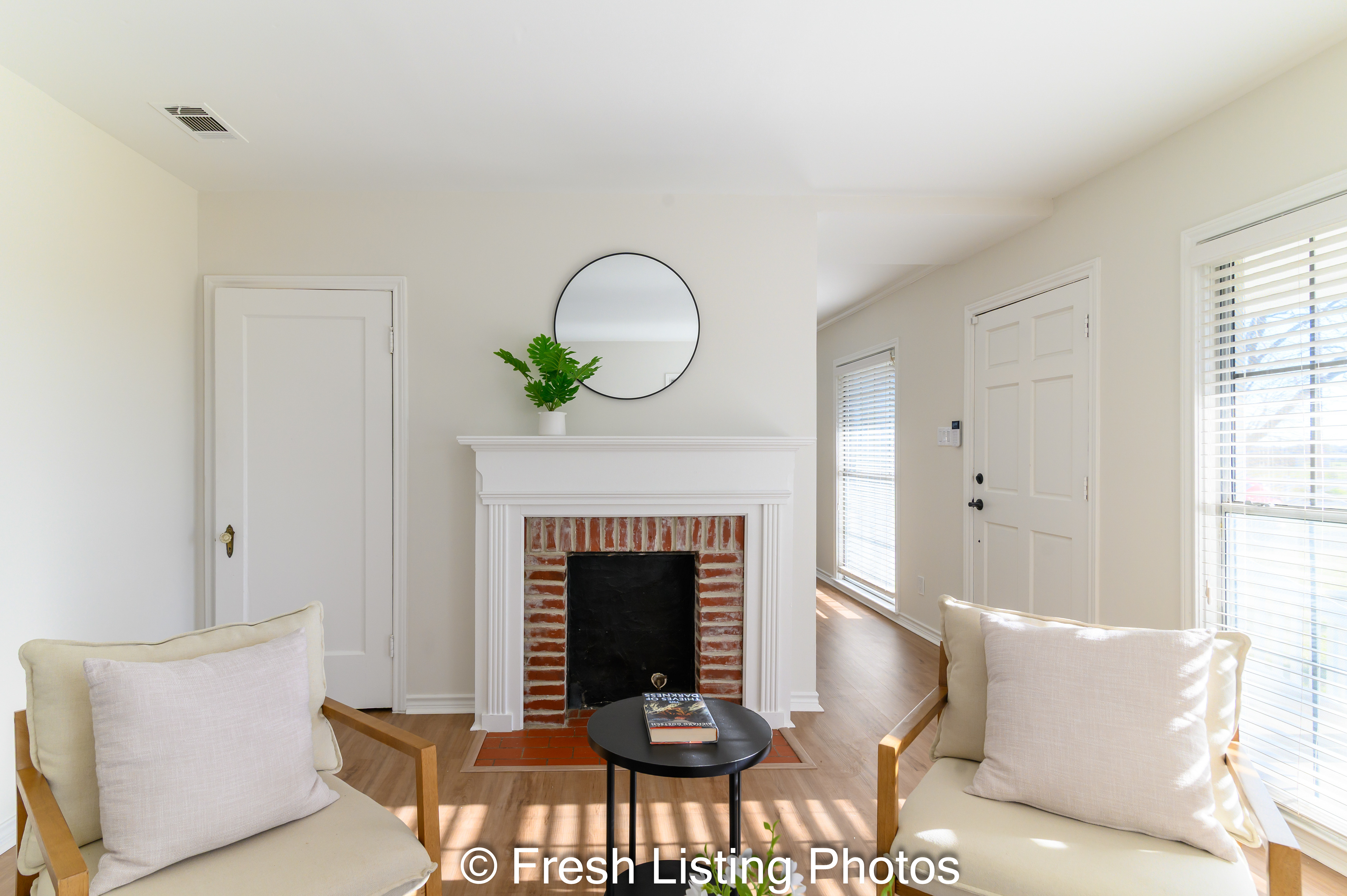 Living room interior with fireplace (close)