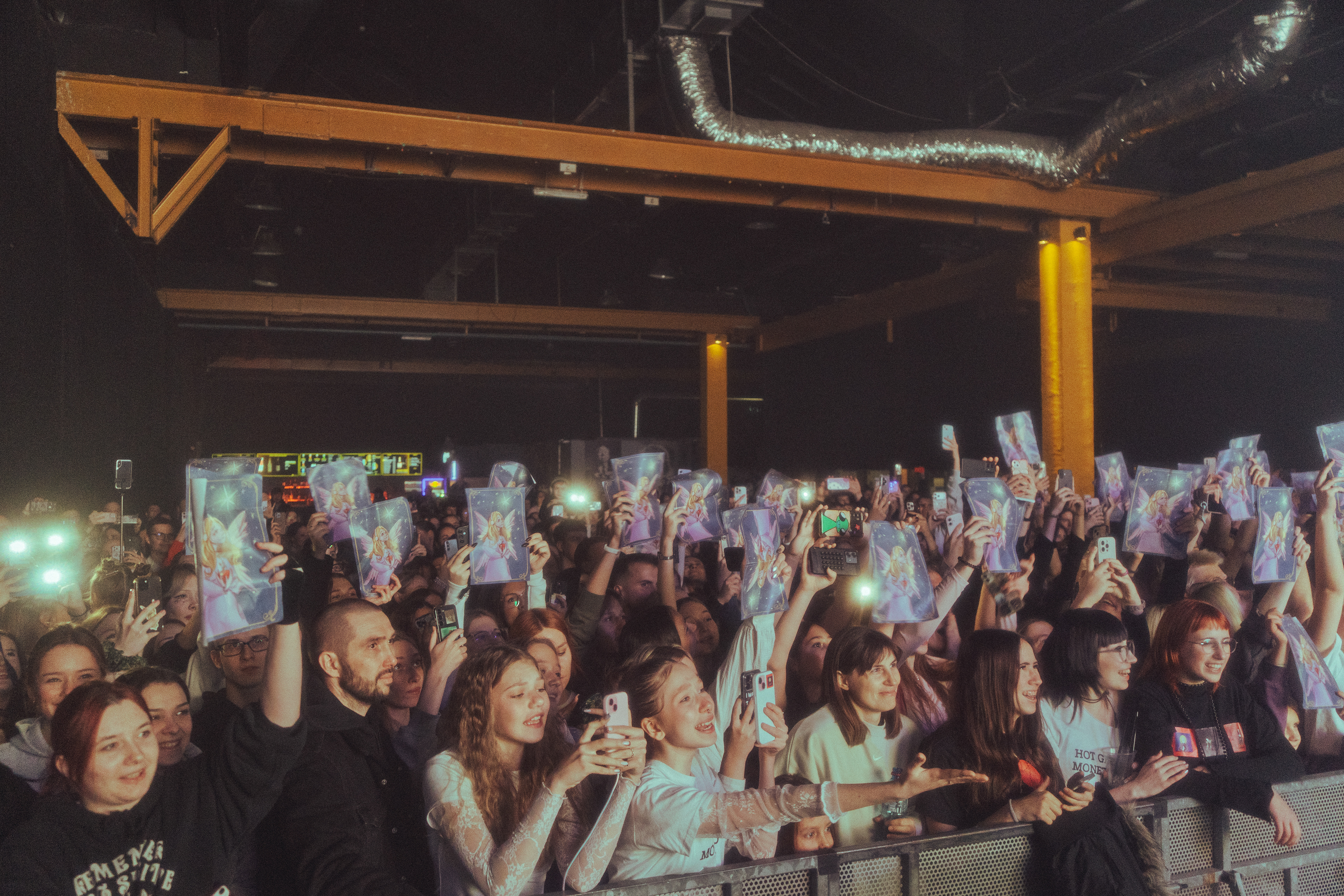 Полный зал клуба A2 на выступлении Монеточки, ноябрь 2025.