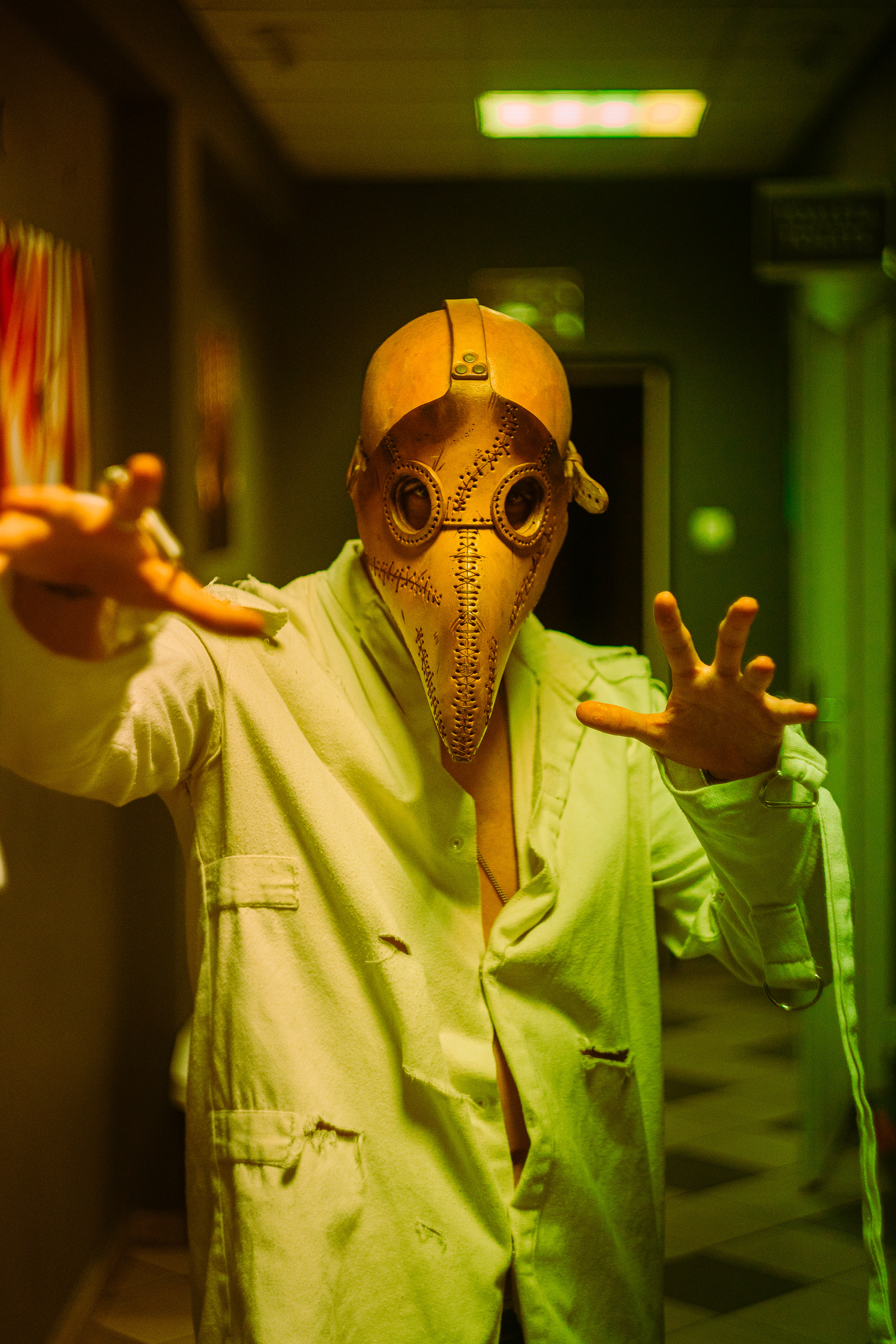 Hozho в маске чумного доктора на сцене Progresja, Варшава.