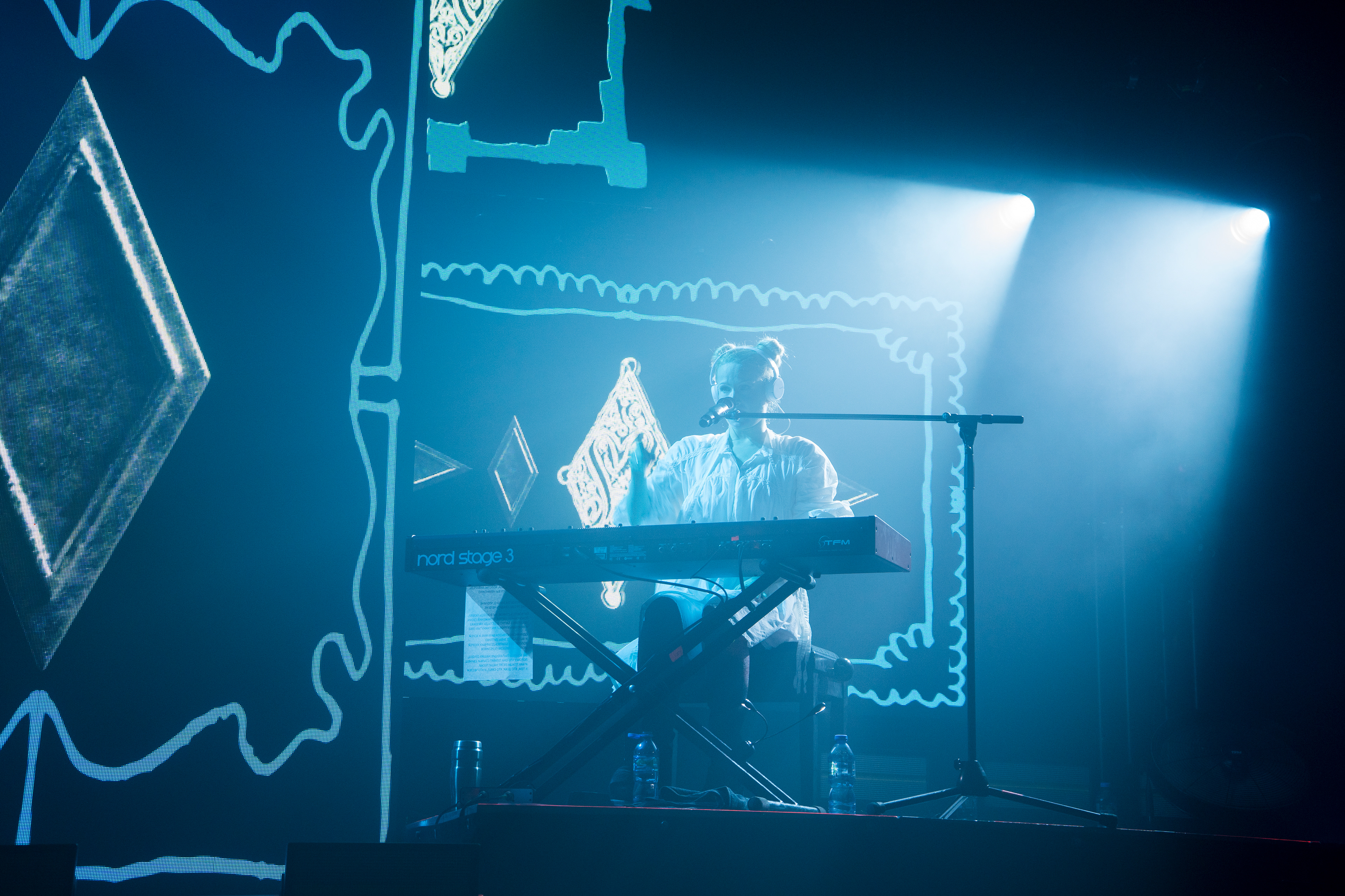 Крупный план: Монеточка за клавишными во время выступления.