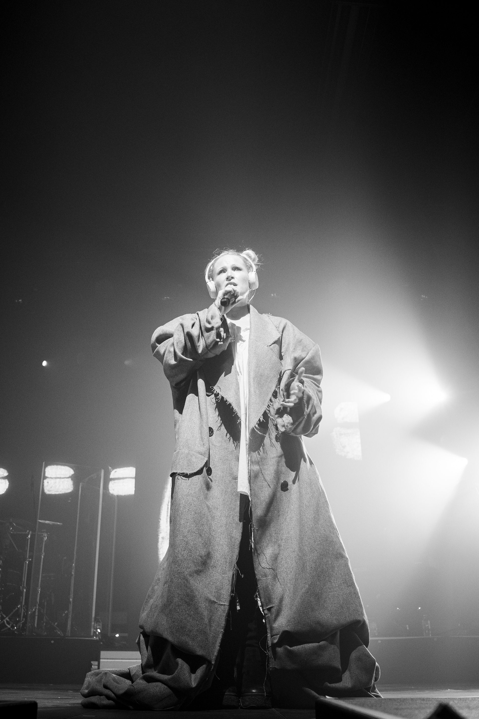 Монеточка общается с залом в клубе A2 Centrum Koncertowe.