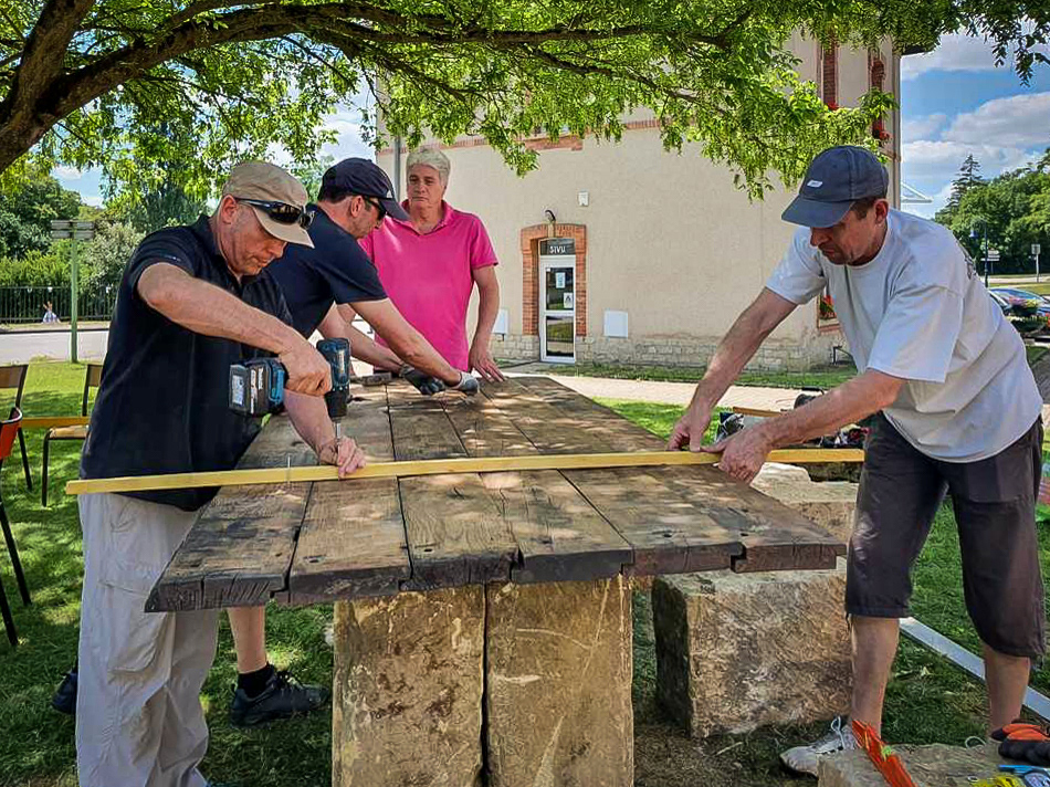 On commence à voir la grandeur de la table en fixant les planches du plateau.