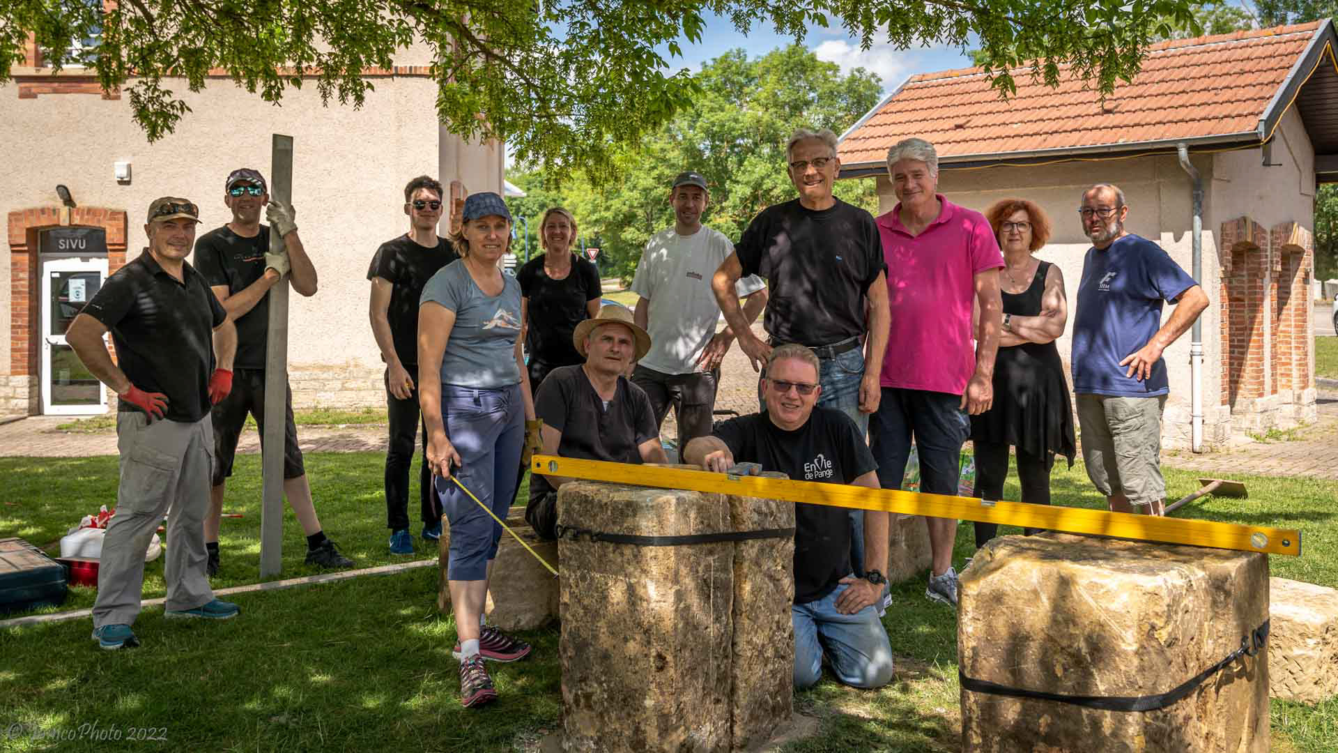 Une équipe de conseillers et quelques bénévoles ont réalisé un fabuleux projet à partir de produits recyclés, créer un lieu convivial à l’ombre d’un érable sur la place de la mairie.