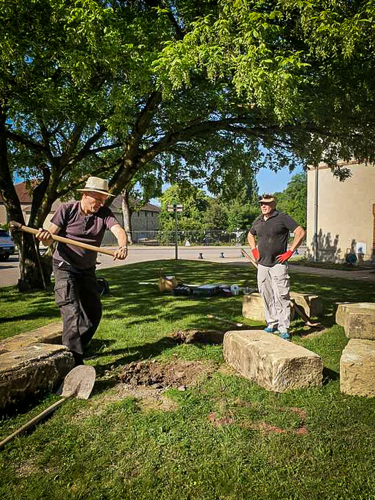Piques, pioches et pelles, l’équipe de terrassiers creusent les fondations pour un ancrage solide des pieds de table et des bancs.