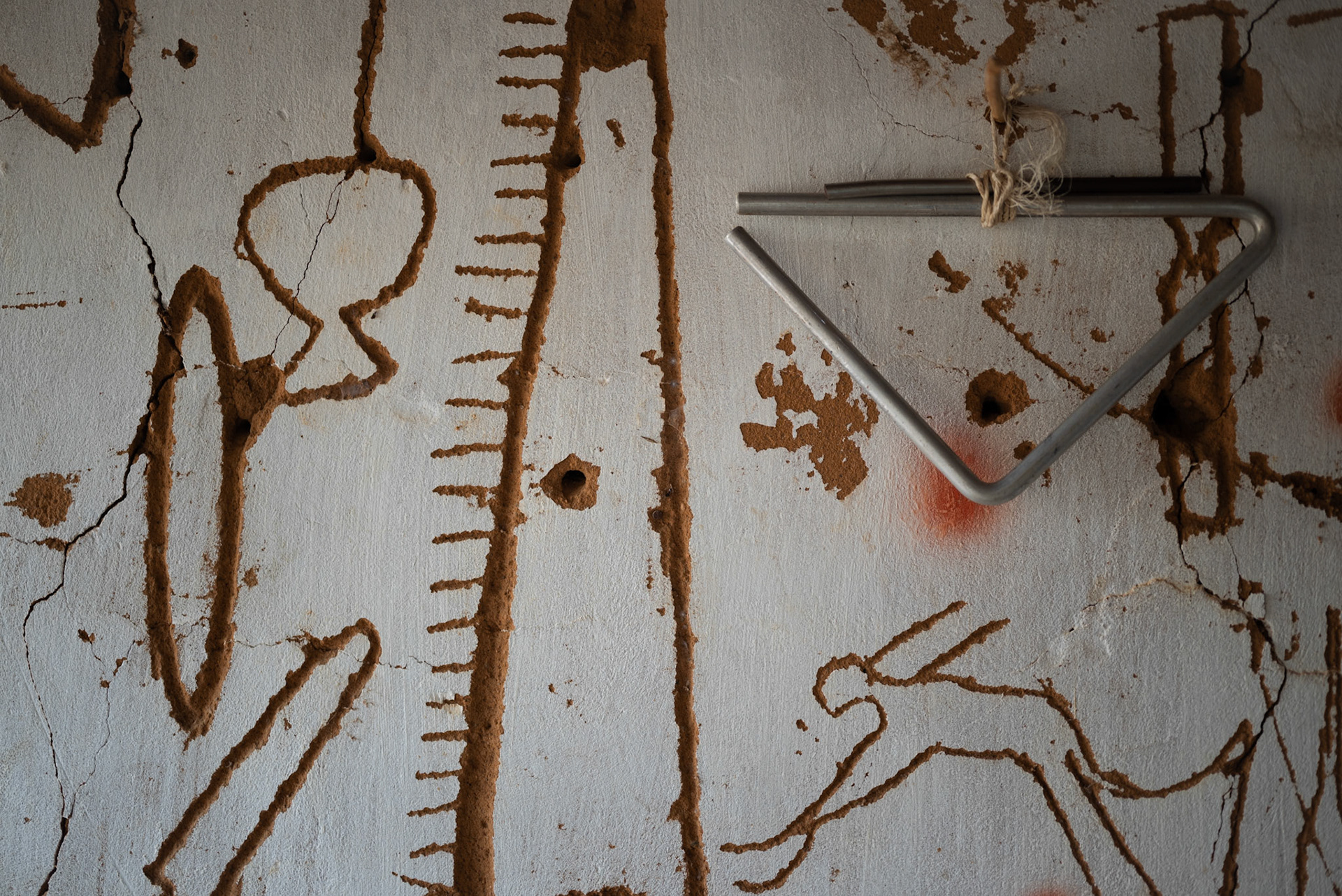 A PAREDE DE JOSE BEZERRA. Vale do Catimbau, 2024. Artesão, inventor e contador de histórias, Zé Bezerra tem 120 anos e já morreu três vezes, como gosta de contar. É um dos anciãos do Catimbau. Sua música é composta através do berimbau do sertão, instrumento que ele mesmo inventou, e toda a letra é feita na hora, relembrando o costume dos repentistas. Faz sua arte em troncos de madeira que caem nos arredores e intervém o mínimo possível naquilo que encontra.