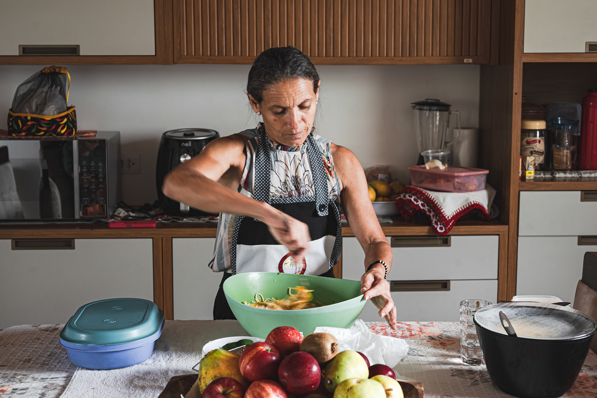 VANDA KAPINAWA. Vale do Catimbau, 2024. De ascendência Kapinawá, etnia nativa da região de Pernambuco, Vânia nasceu no Catimbau mas morou parte da sua vida em São Paulo. Quando retornou ao Pernambuco, Vânia começou a trabalhar com alimentação viva, como gosta de chamar.
