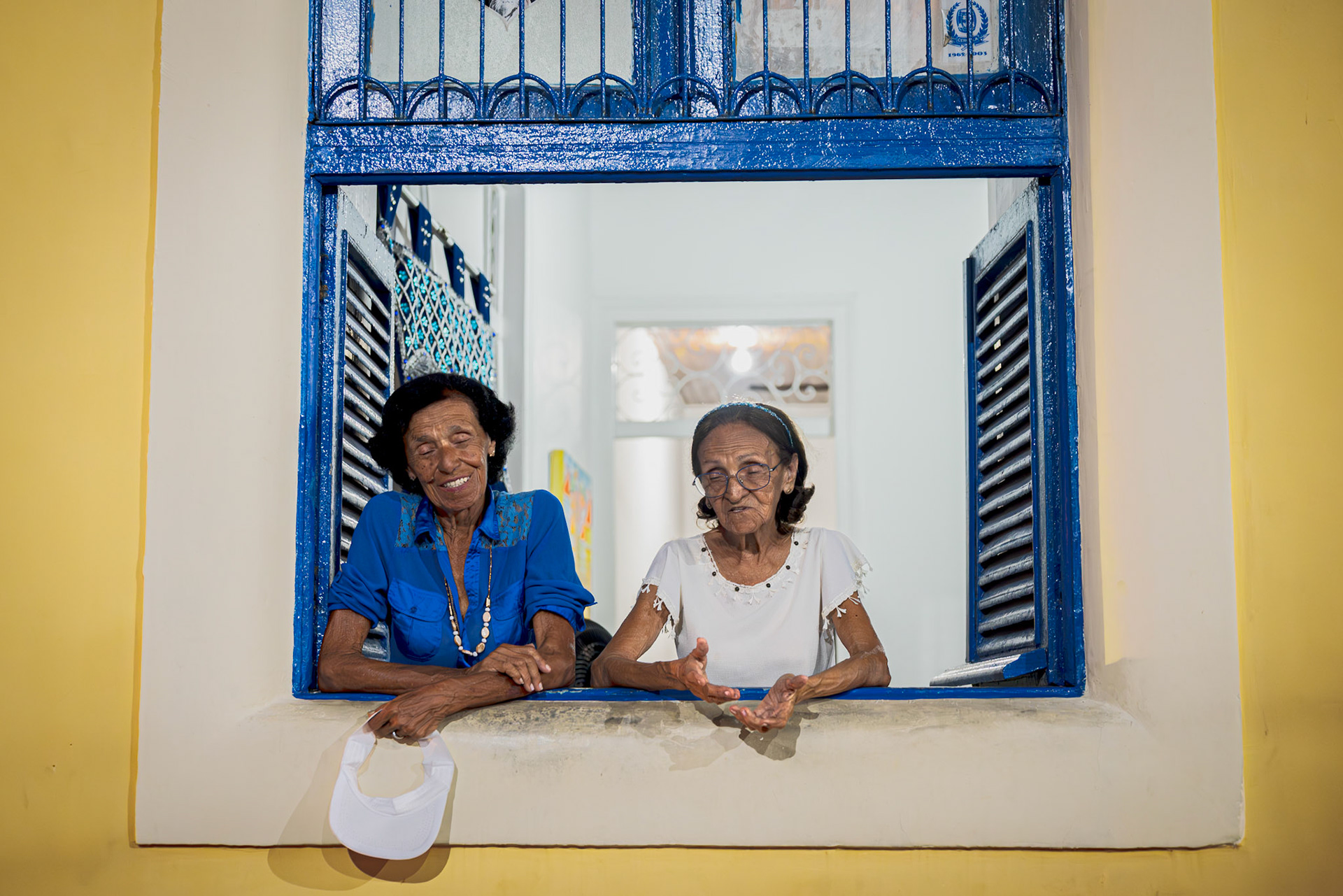 ZULMIRA E ZEILA. Olinda, 2024. Toda agremiacao passa na frente delas cantando o Hino da Ceroula por serem da familia de um dos fundadores.