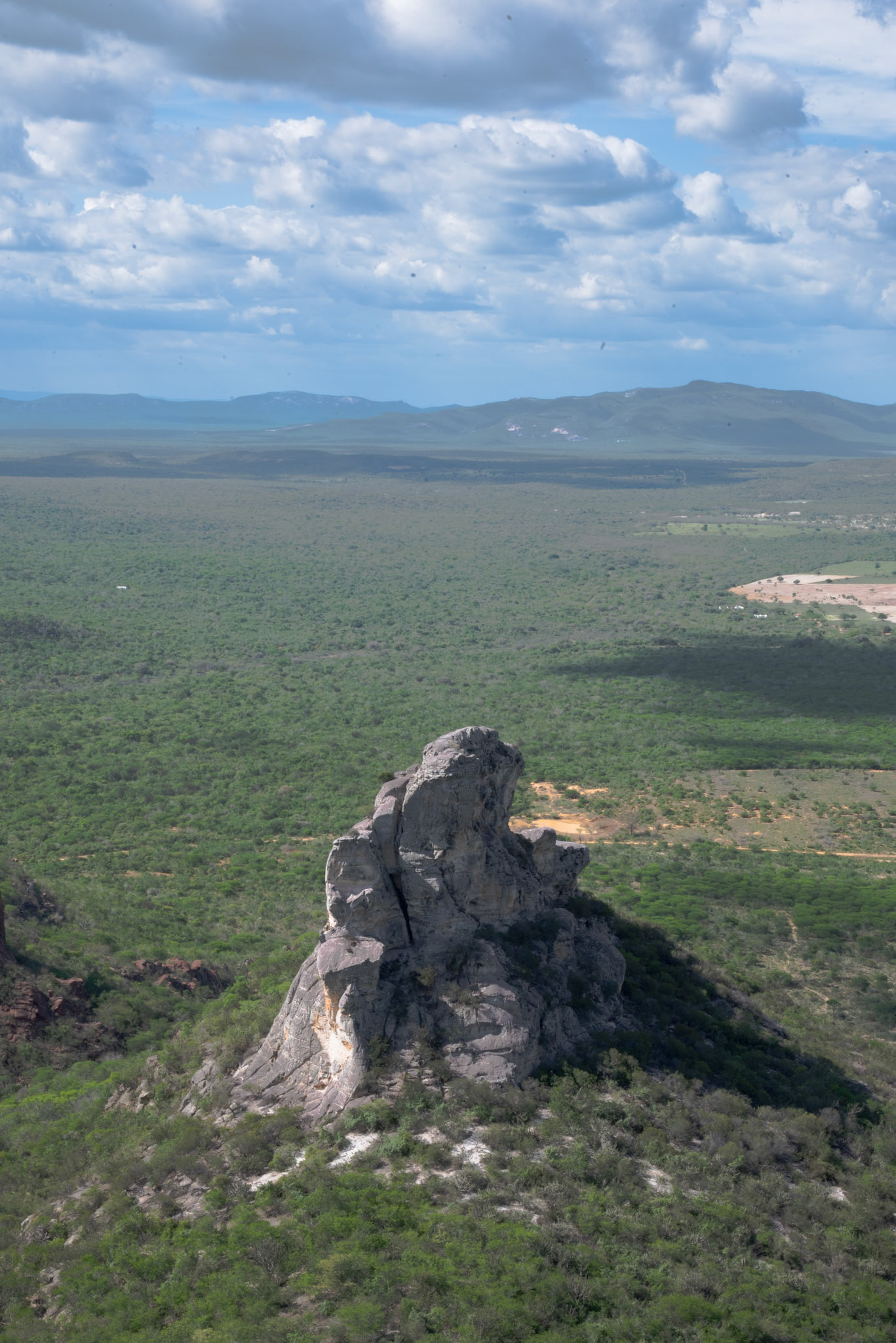 2) GEOLOGIA. Formação geológica milenar, o Catimbau é um convite à pareidolia - o fenômeno de observar formas nas pedras, muito parecido com o que fazemos com as nuvens.