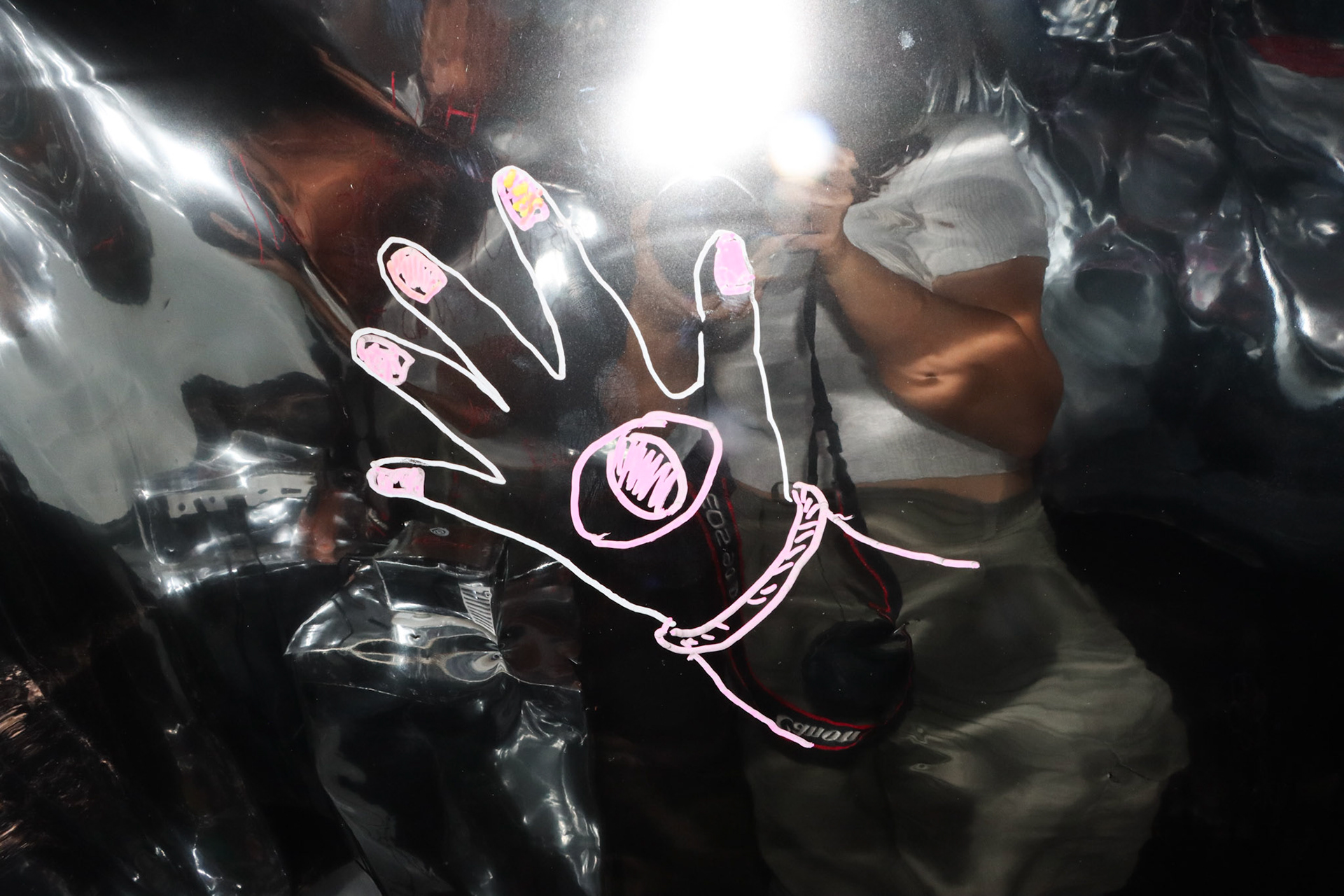 Hand contour during the exhibition period