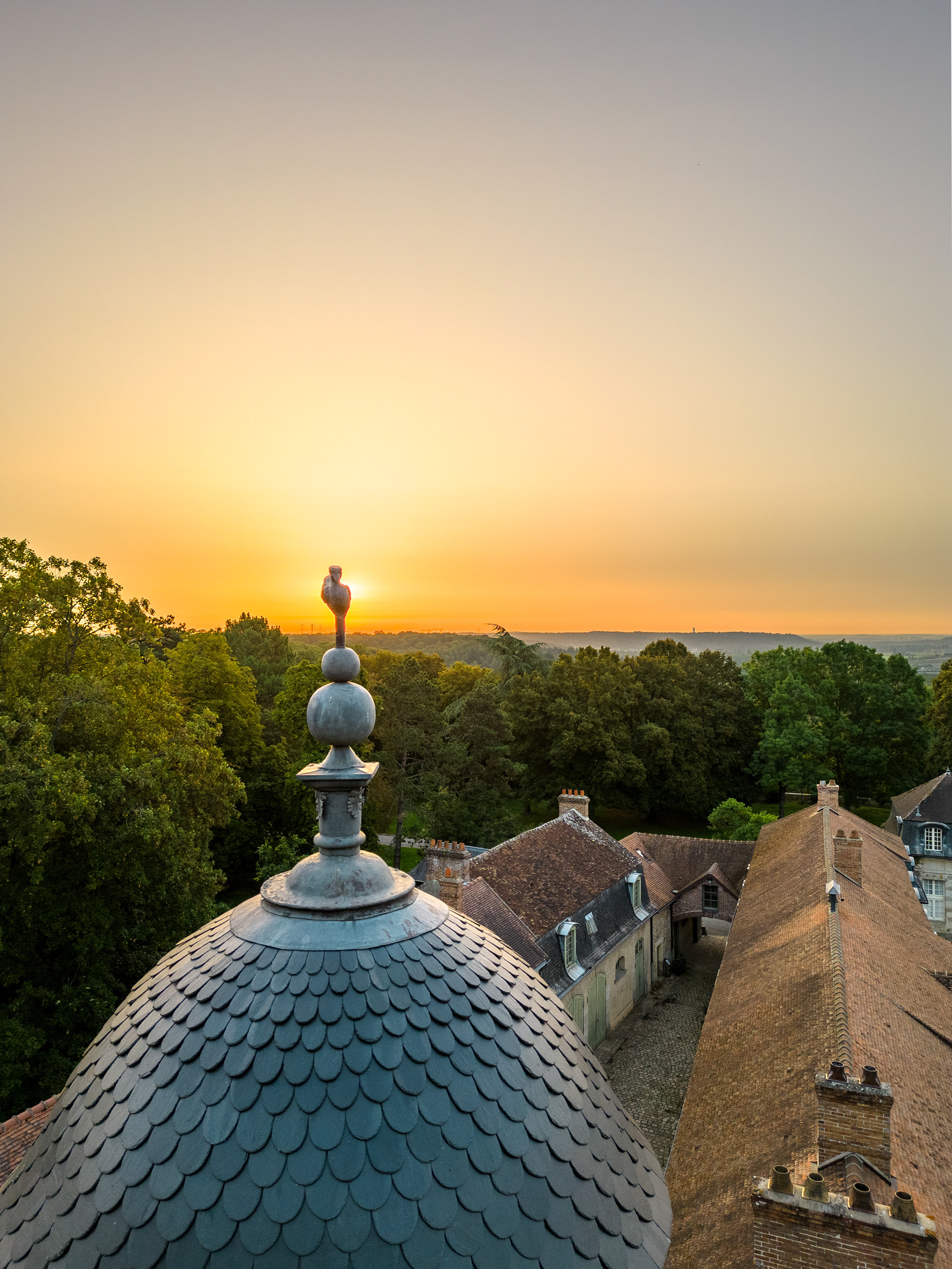 Au-dessus du pigeonnier du Château de SAINT-JEAN DE BEAUREGARD