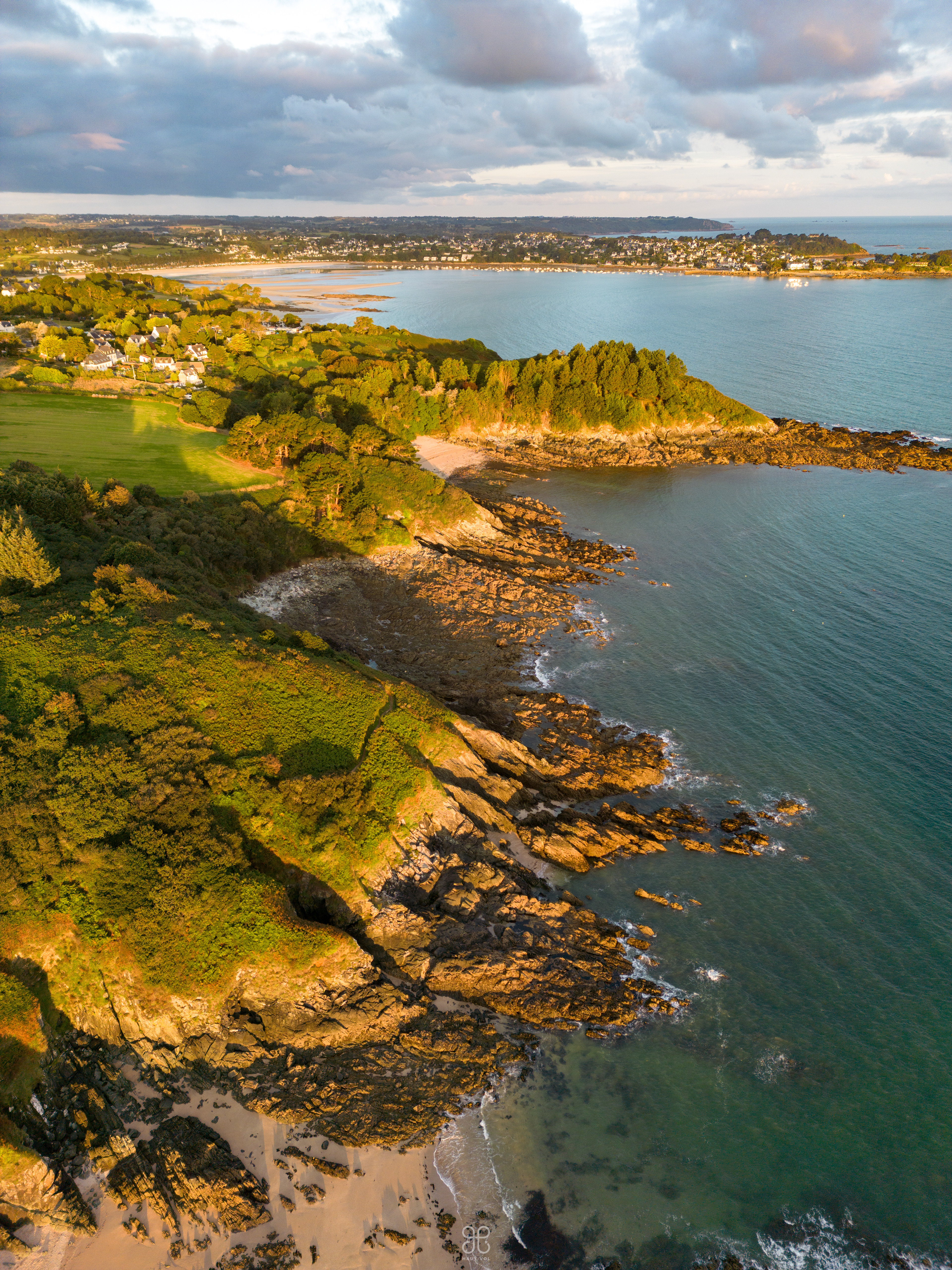 PLESTIN-LES-GREVES au premier plan, LOCQUIREC en arrière-plan