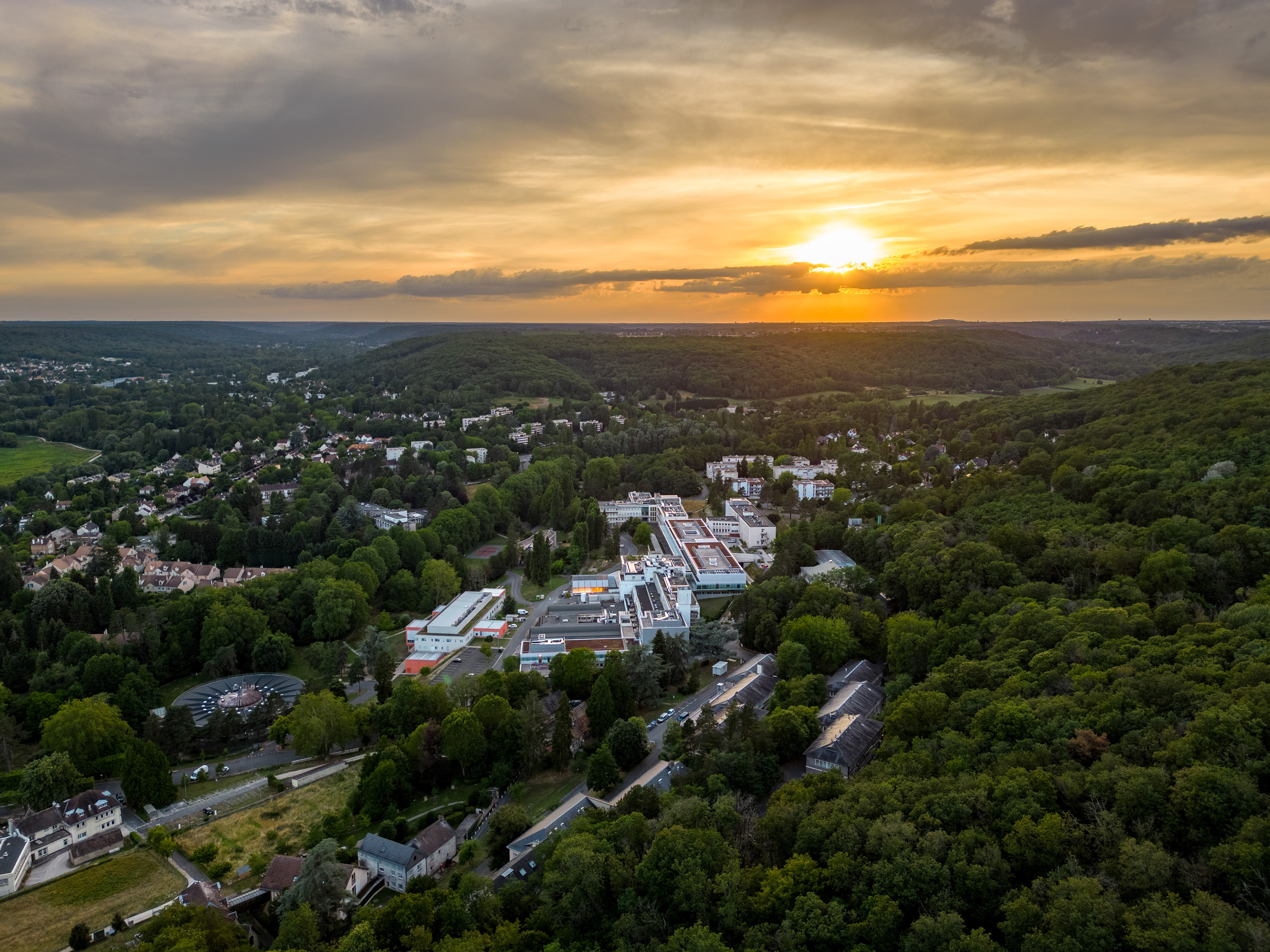 GIF-SUR-YVETTE - Au premier plan, le CNRS