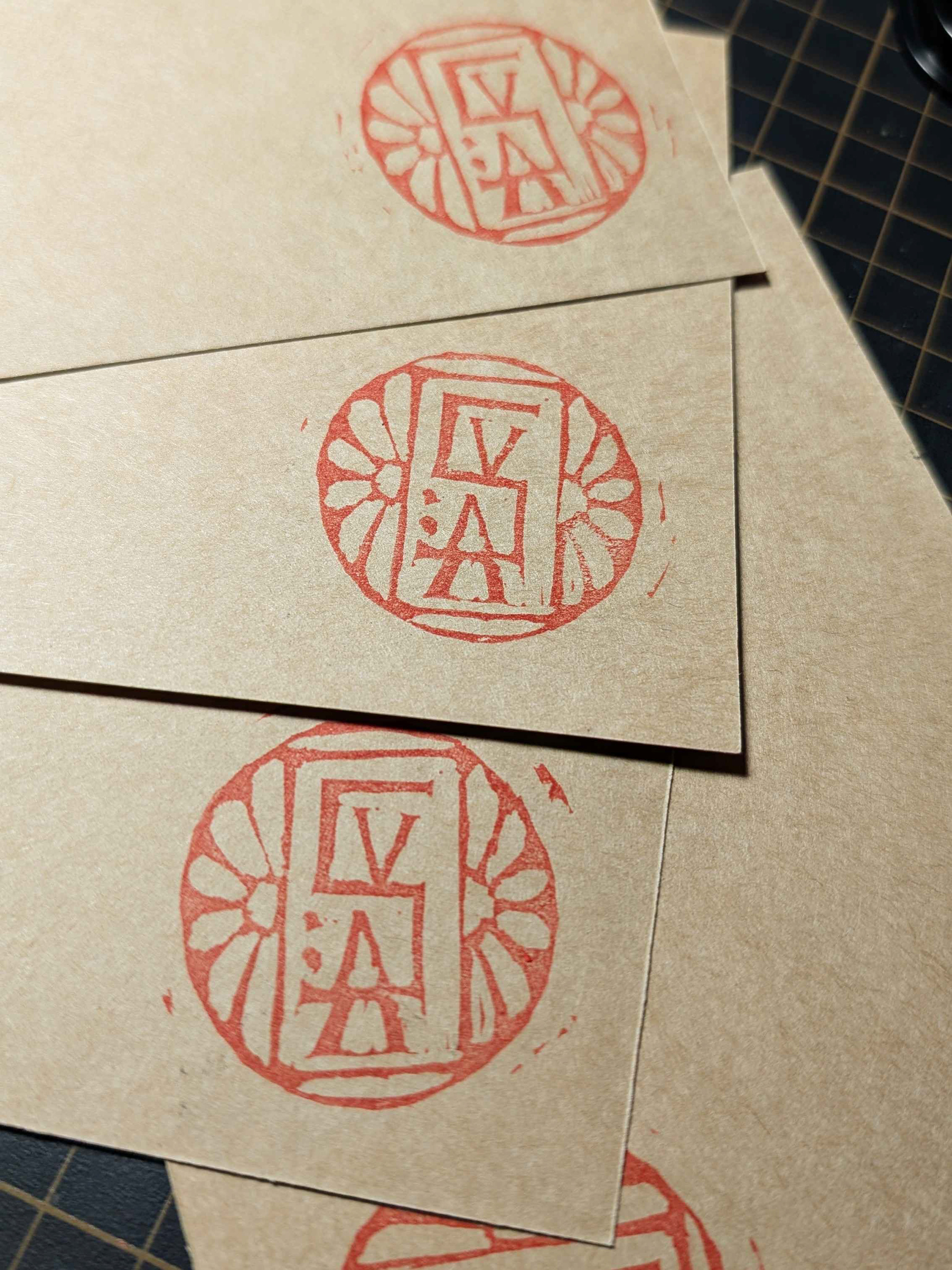 Tous les objets sérigraphiés sont signés.