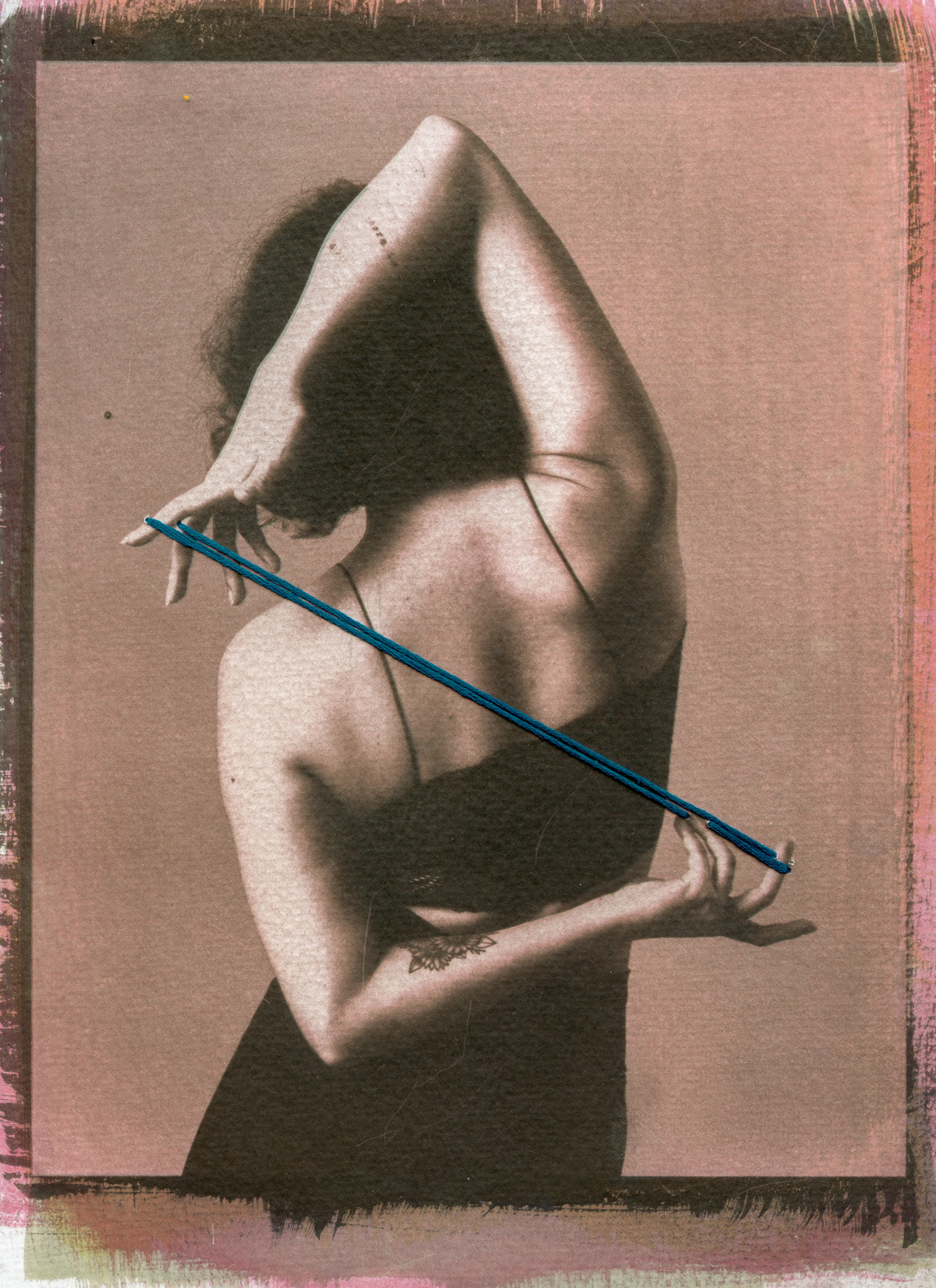 Cianotipia, goma bicromatada e bordado