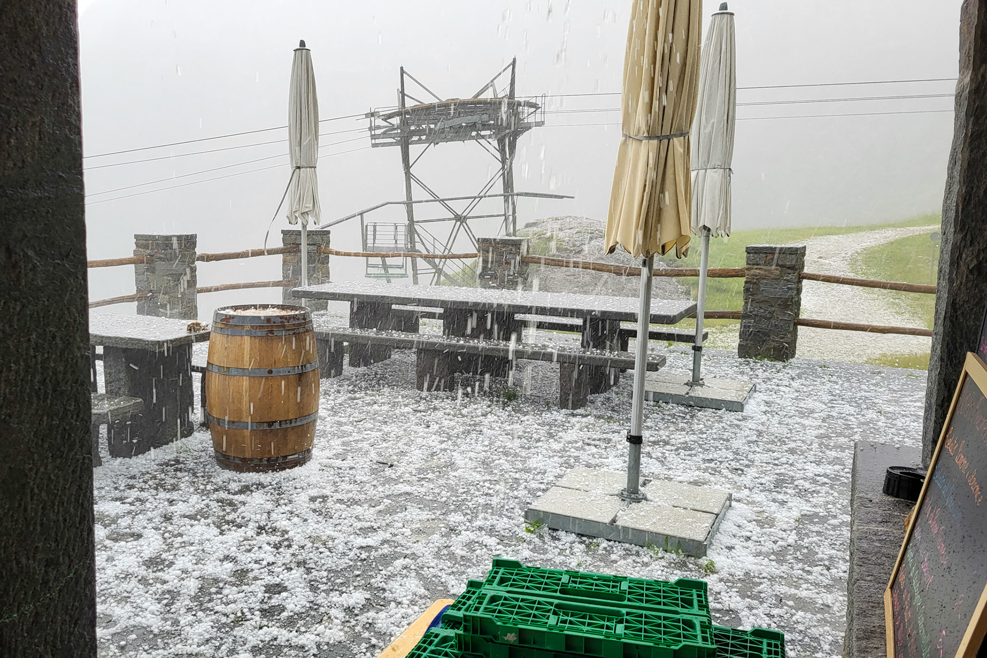 Zum Glück sind wir gerade am Essen in der Basòdino Hütte