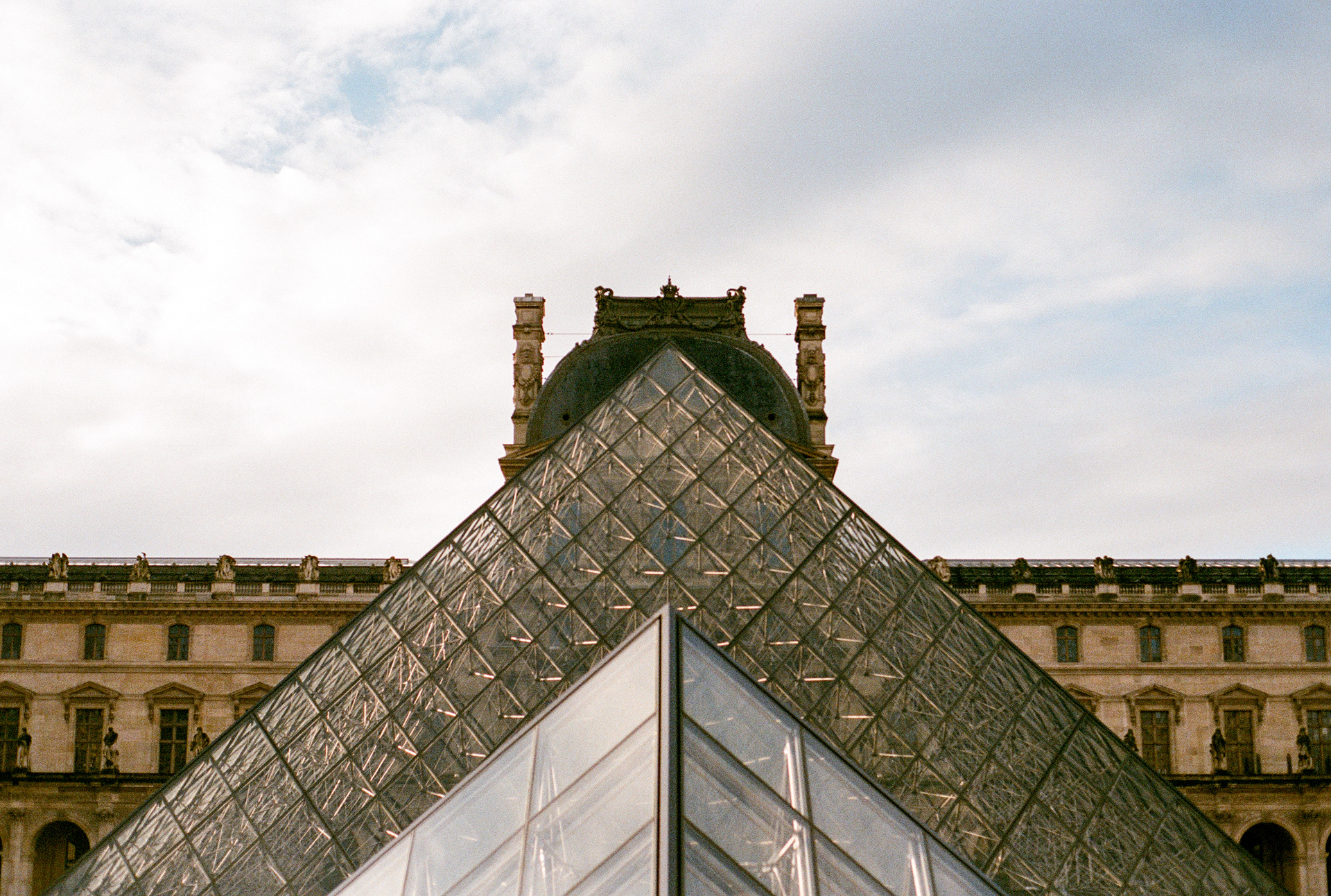 la pyramide du louvre; arch. I.M. Pei